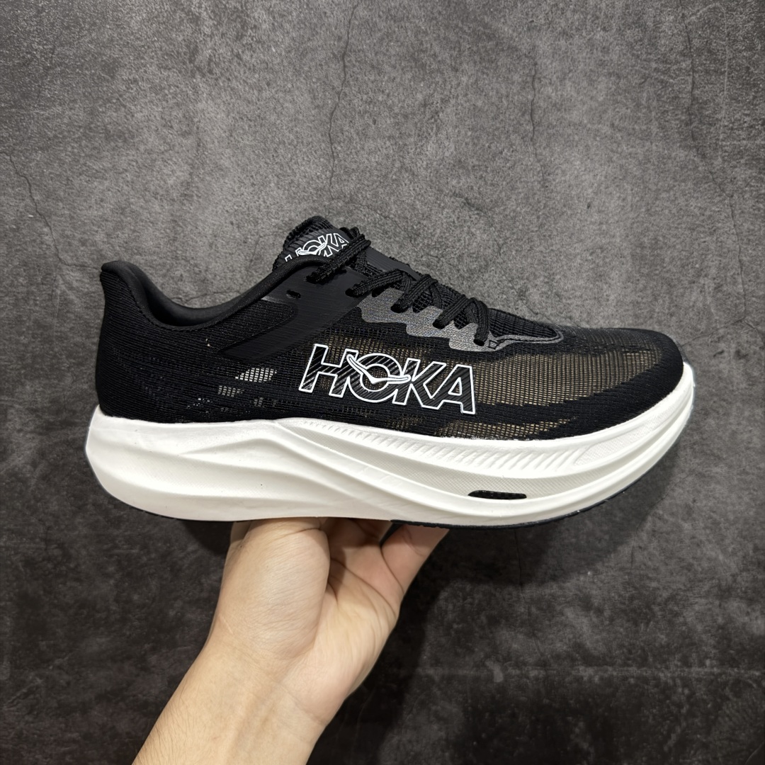 【顶级真碳版】HOKA U Rocket X 3 新一代旗舰竞速运动跑鞋   中底全掌碳板 泡棉科技超软弹效果 整体设计符合自然步态的不对称鞋面和鞋底结构 大底在高耗损区域设置耐磨橡胶，并未完全覆盖，减轻鞋身重量同时也保证抓地力。 尺码：36-45-选品中心