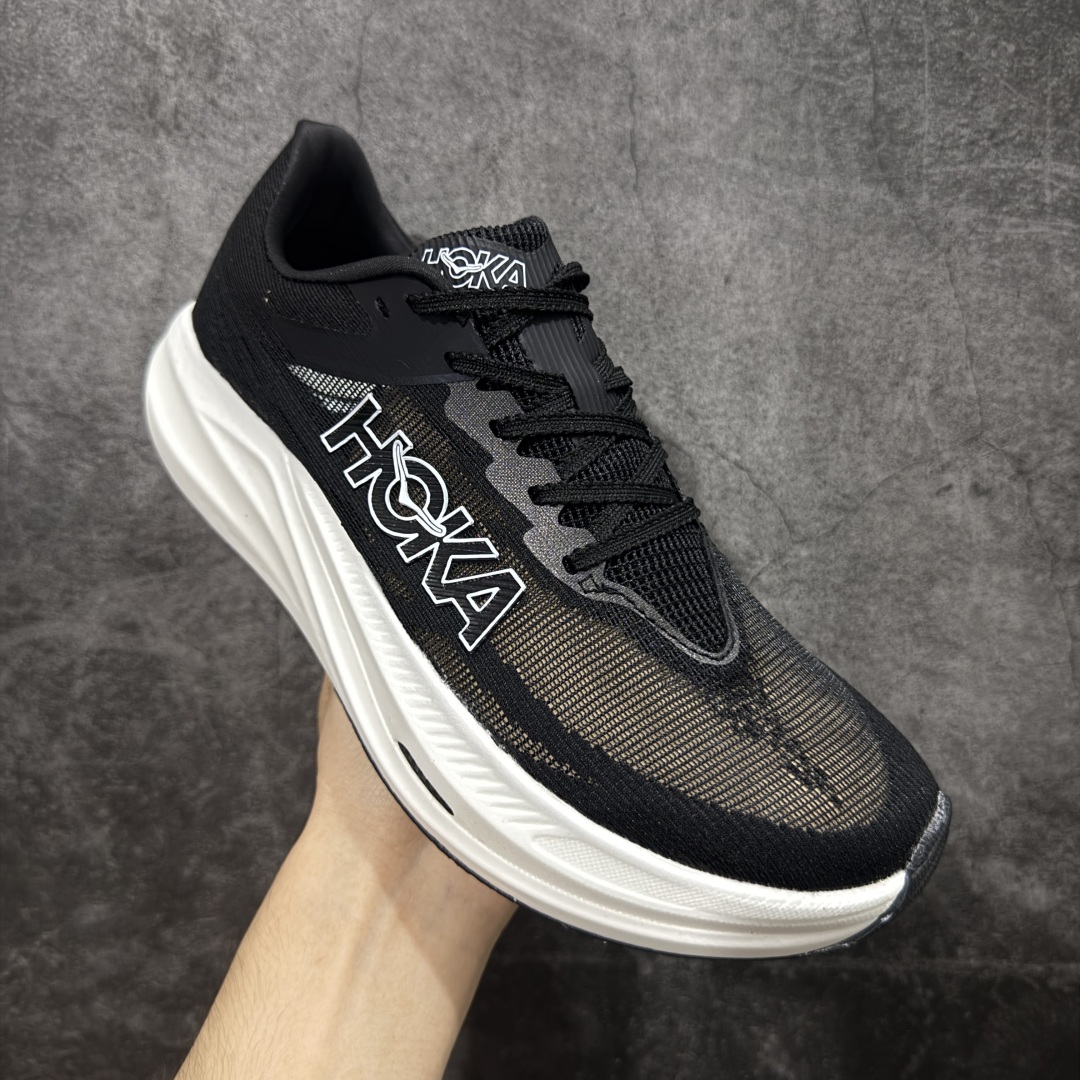 图片[3]-【顶级真碳版】HOKA U Rocket X 3 新一代旗舰竞速运动跑鞋   中底全掌碳板 泡棉科技超软弹效果 整体设计符合自然步态的不对称鞋面和鞋底结构 大底在高耗损区域设置耐磨橡胶，并未完全覆盖，减轻鞋身重量同时也保证抓地力。 尺码：36-45-选品中心