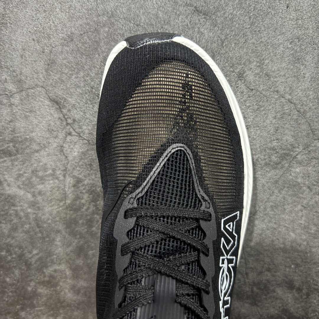 图片[5]-【顶级真碳版】HOKA U Rocket X 3 新一代旗舰竞速运动跑鞋   中底全掌碳板 泡棉科技超软弹效果 整体设计符合自然步态的不对称鞋面和鞋底结构 大底在高耗损区域设置耐磨橡胶，并未完全覆盖，减轻鞋身重量同时也保证抓地力。 尺码：36-45-选品中心