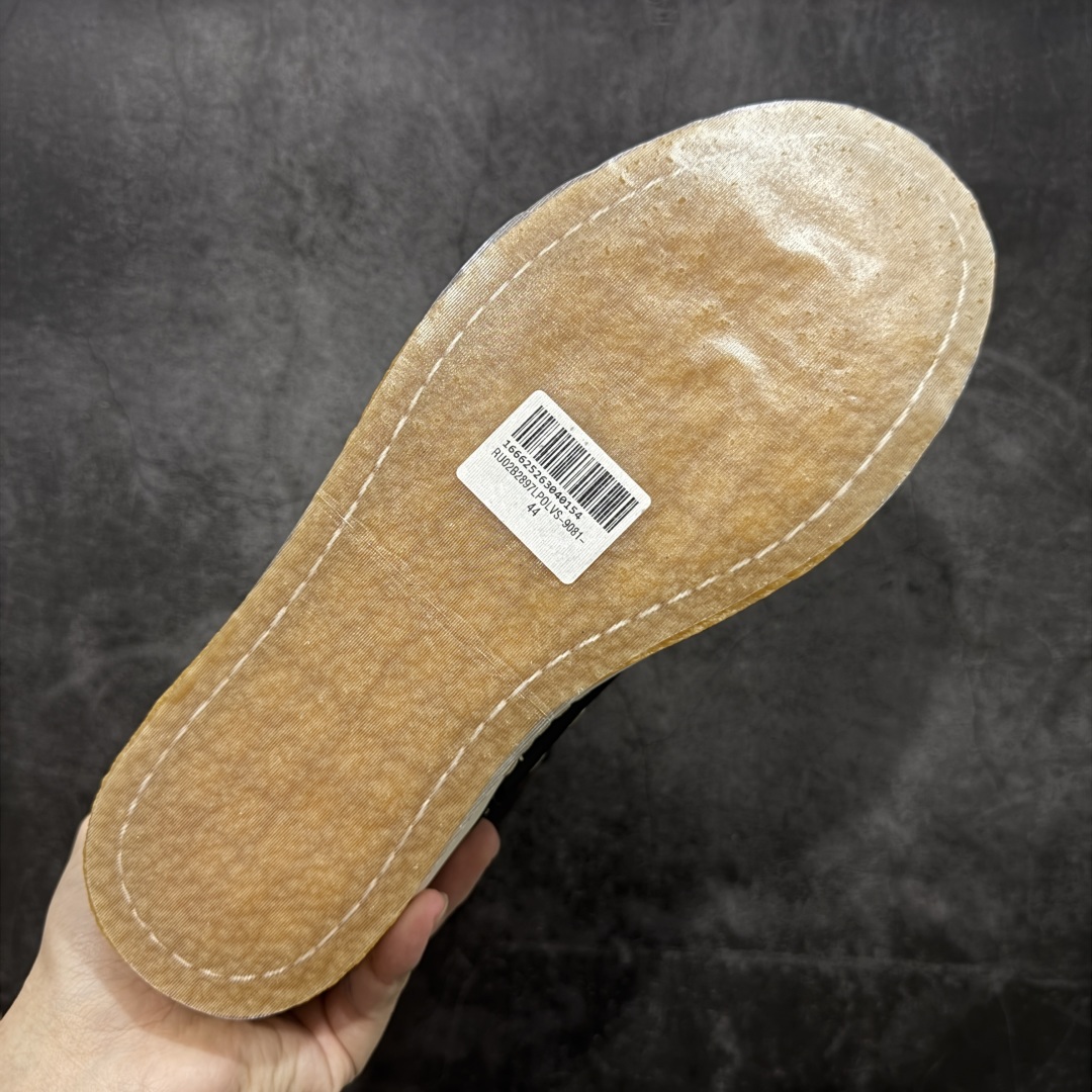 图片[9]-【莞顶渠道】RO欧文斯Rick owens 黑白皮生胶经典绑带搭配色，独特的倒三角和长鞋舌设计 进口原料牛皮 莞产超级顶货 新配色陆续上架 产品只会越做越漂亮💯 鞋头采用原版一致工艺 又翘又歪的效果目前这个技术市面上的任何版本都达不到这个效果 私模开发 细节一步到位不敢说百分百💯保证有百分之98还原 慢工出细活 好的产品不怕晚 这次的开发针对艺术家 收藏家 高品质 的人群 水染粒面小牛皮材质，和针车间距都是极致还原！ 顶级头层的小牛皮，质感无敌，奢侈品的触感！ 定制品牌logo的拉链！超大一比一规格礼盒装，重达3斤以上，外加定制欧文斯保护盒！ 配有日文、英文，双语种配件卡片！细节诠释，一件不落。 鞋盒翻盖 三标，正面+底部都一一做到！虽然增加不了实质的成本，但是打磨产品的细节，再微小也会还原！ 尺码：35 36 37 38 39 40 41 42 43 44 45 46-选品中心