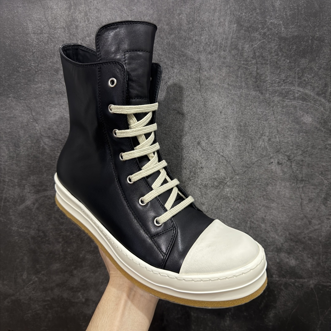 图片[3]-【莞顶渠道】RO欧文斯Rick owens 黑白皮生胶经典绑带搭配色，独特的倒三角和长鞋舌设计 进口原料牛皮 莞产超级顶货 新配色陆续上架 产品只会越做越漂亮💯 鞋头采用原版一致工艺 又翘又歪的效果目前这个技术市面上的任何版本都达不到这个效果 私模开发 细节一步到位不敢说百分百💯保证有百分之98还原 慢工出细活 好的产品不怕晚 这次的开发针对艺术家 收藏家 高品质 的人群 水染粒面小牛皮材质，和针车间距都是极致还原！ 顶级头层的小牛皮，质感无敌，奢侈品的触感！ 定制品牌logo的拉链！超大一比一规格礼盒装，重达3斤以上，外加定制欧文斯保护盒！ 配有日文、英文，双语种配件卡片！细节诠释，一件不落。 鞋盒翻盖 三标，正面+底部都一一做到！虽然增加不了实质的成本，但是打磨产品的细节，再微小也会还原！ 尺码：35 36 37 38 39 40 41 42 43 44 45 46-选品中心