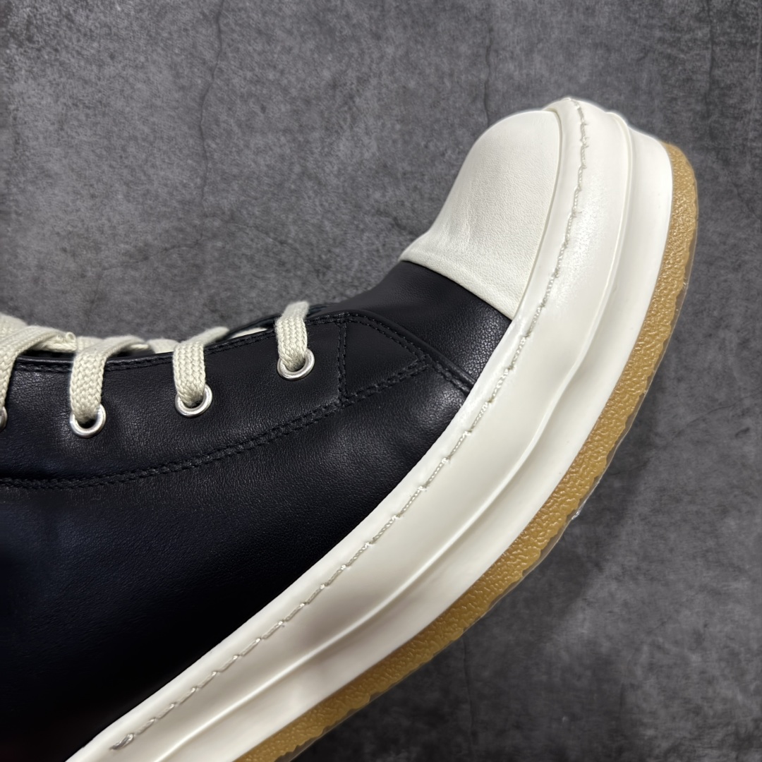 图片[6]-【莞顶渠道】RO欧文斯Rick owens 黑白皮生胶经典绑带搭配色，独特的倒三角和长鞋舌设计 进口原料牛皮 莞产超级顶货 新配色陆续上架 产品只会越做越漂亮💯 鞋头采用原版一致工艺 又翘又歪的效果目前这个技术市面上的任何版本都达不到这个效果 私模开发 细节一步到位不敢说百分百💯保证有百分之98还原 慢工出细活 好的产品不怕晚 这次的开发针对艺术家 收藏家 高品质 的人群 水染粒面小牛皮材质，和针车间距都是极致还原！ 顶级头层的小牛皮，质感无敌，奢侈品的触感！ 定制品牌logo的拉链！超大一比一规格礼盒装，重达3斤以上，外加定制欧文斯保护盒！ 配有日文、英文，双语种配件卡片！细节诠释，一件不落。 鞋盒翻盖 三标，正面+底部都一一做到！虽然增加不了实质的成本，但是打磨产品的细节，再微小也会还原！ 尺码：35 36 37 38 39 40 41 42 43 44 45 46-选品中心