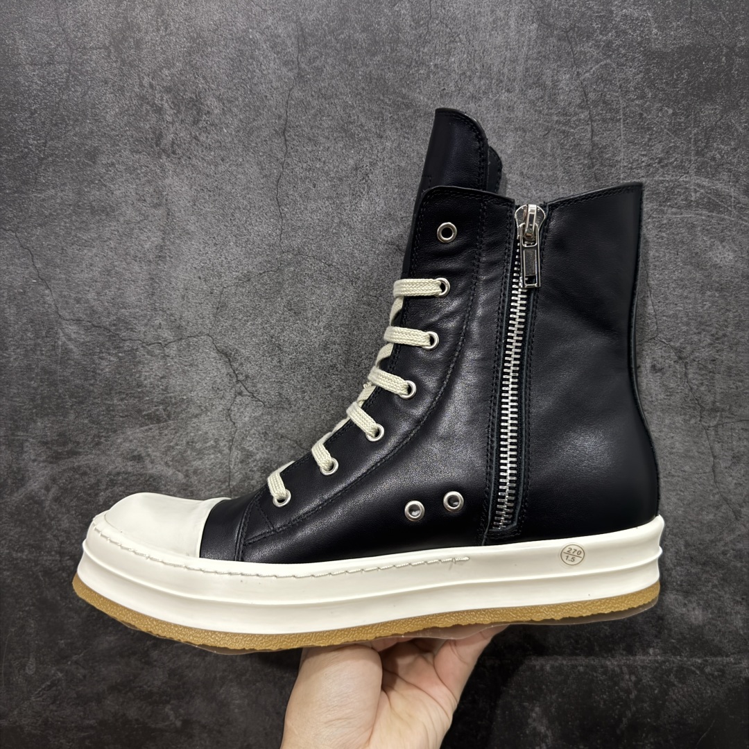 图片[2]-【莞顶渠道】RO欧文斯Rick owens 黑白皮生胶经典绑带搭配色，独特的倒三角和长鞋舌设计 进口原料牛皮 莞产超级顶货 新配色陆续上架 产品只会越做越漂亮💯 鞋头采用原版一致工艺 又翘又歪的效果目前这个技术市面上的任何版本都达不到这个效果 私模开发 细节一步到位不敢说百分百💯保证有百分之98还原 慢工出细活 好的产品不怕晚 这次的开发针对艺术家 收藏家 高品质 的人群 水染粒面小牛皮材质，和针车间距都是极致还原！ 顶级头层的小牛皮，质感无敌，奢侈品的触感！ 定制品牌logo的拉链！超大一比一规格礼盒装，重达3斤以上，外加定制欧文斯保护盒！ 配有日文、英文，双语种配件卡片！细节诠释，一件不落。 鞋盒翻盖 三标，正面+底部都一一做到！虽然增加不了实质的成本，但是打磨产品的细节，再微小也会还原！ 尺码：35 36 37 38 39 40 41 42 43 44 45 46-选品中心