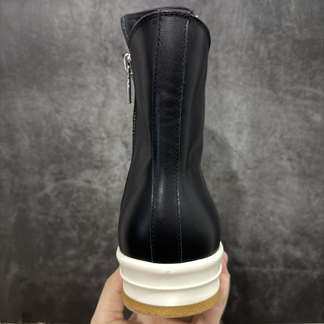 图片[4]-【莞顶渠道】RO欧文斯Rick owens 黑白皮生胶经典绑带搭配色，独特的倒三角和长鞋舌设计 进口原料牛皮 莞产超级顶货 新配色陆续上架 产品只会越做越漂亮💯 鞋头采用原版一致工艺 又翘又歪的效果目前这个技术市面上的任何版本都达不到这个效果 私模开发 细节一步到位不敢说百分百💯保证有百分之98还原 慢工出细活 好的产品不怕晚 这次的开发针对艺术家 收藏家 高品质 的人群 水染粒面小牛皮材质，和针车间距都是极致还原！ 顶级头层的小牛皮，质感无敌，奢侈品的触感！ 定制品牌logo的拉链！超大一比一规格礼盒装，重达3斤以上，外加定制欧文斯保护盒！ 配有日文、英文，双语种配件卡片！细节诠释，一件不落。 鞋盒翻盖 三标，正面+底部都一一做到！虽然增加不了实质的成本，但是打磨产品的细节，再微小也会还原！ 尺码：35 36 37 38 39 40 41 42 43 44 45 46-选品中心