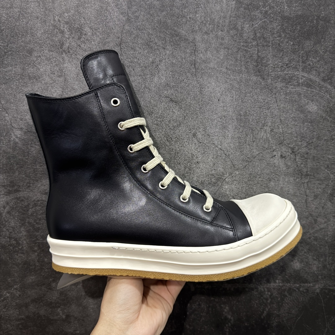 【莞顶渠道】RO欧文斯Rick owens 黑白皮生胶经典绑带搭配色，独特的倒三角和长鞋舌设计 进口原料牛皮 莞产超级顶货 新配色陆续上架 产品只会越做越漂亮💯 鞋头采用原版一致工艺 又翘又歪的效果目前这个技术市面上的任何版本都达不到这个效果 私模开发 细节一步到位不敢说百分百💯保证有百分之98还原 慢工出细活 好的产品不怕晚 这次的开发针对艺术家 收藏家 高品质 的人群 水染粒面小牛皮材质，和针车间距都是极致还原！ 顶级头层的小牛皮，质感无敌，奢侈品的触感！ 定制品牌logo的拉链！超大一比一规格礼盒装，重达3斤以上，外加定制欧文斯保护盒！ 配有日文、英文，双语种配件卡片！细节诠释，一件不落。 鞋盒翻盖 三标，正面+底部都一一做到！虽然增加不了实质的成本，但是打磨产品的细节，再微小也会还原！ 尺码：35 36 37 38 39 40 41 42 43 44 45 46-选品中心