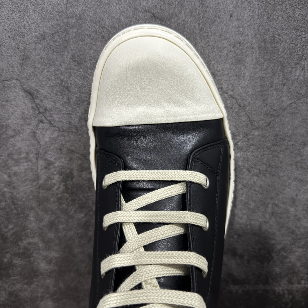 图片[5]-【莞顶渠道】RO欧文斯Rick owens 黑白皮生胶经典绑带搭配色，独特的倒三角和长鞋舌设计 进口原料牛皮 莞产超级顶货 新配色陆续上架 产品只会越做越漂亮💯 鞋头采用原版一致工艺 又翘又歪的效果目前这个技术市面上的任何版本都达不到这个效果 私模开发 细节一步到位不敢说百分百💯保证有百分之98还原 慢工出细活 好的产品不怕晚 这次的开发针对艺术家 收藏家 高品质 的人群 水染粒面小牛皮材质，和针车间距都是极致还原！ 顶级头层的小牛皮，质感无敌，奢侈品的触感！ 定制品牌logo的拉链！超大一比一规格礼盒装，重达3斤以上，外加定制欧文斯保护盒！ 配有日文、英文，双语种配件卡片！细节诠释，一件不落。 鞋盒翻盖 三标，正面+底部都一一做到！虽然增加不了实质的成本，但是打磨产品的细节，再微小也会还原！ 尺码：35 36 37 38 39 40 41 42 43 44 45 46-选品中心