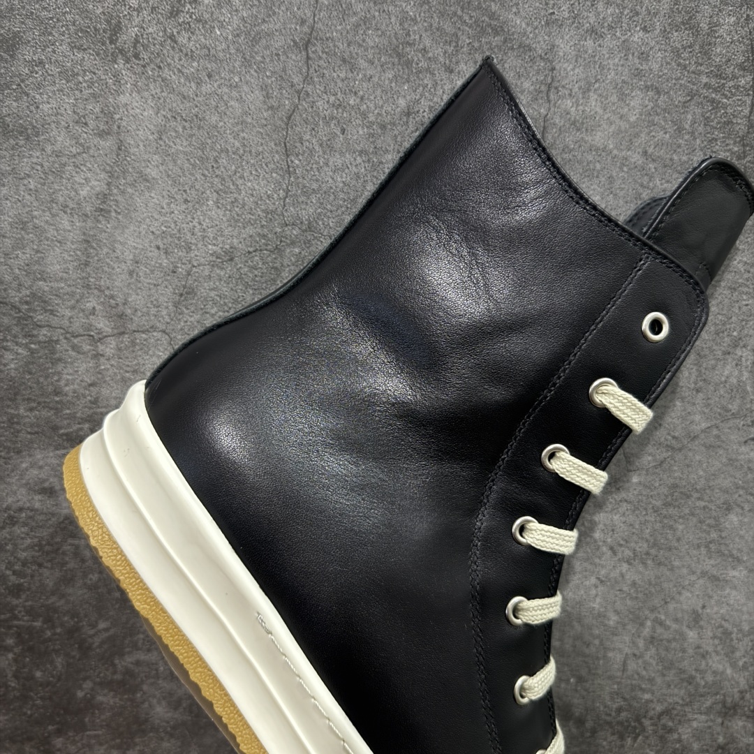 图片[7]-【莞顶渠道】RO欧文斯Rick owens 黑白皮生胶经典绑带搭配色，独特的倒三角和长鞋舌设计 进口原料牛皮 莞产超级顶货 新配色陆续上架 产品只会越做越漂亮💯 鞋头采用原版一致工艺 又翘又歪的效果目前这个技术市面上的任何版本都达不到这个效果 私模开发 细节一步到位不敢说百分百💯保证有百分之98还原 慢工出细活 好的产品不怕晚 这次的开发针对艺术家 收藏家 高品质 的人群 水染粒面小牛皮材质，和针车间距都是极致还原！ 顶级头层的小牛皮，质感无敌，奢侈品的触感！ 定制品牌logo的拉链！超大一比一规格礼盒装，重达3斤以上，外加定制欧文斯保护盒！ 配有日文、英文，双语种配件卡片！细节诠释，一件不落。 鞋盒翻盖 三标，正面+底部都一一做到！虽然增加不了实质的成本，但是打磨产品的细节，再微小也会还原！ 尺码：35 36 37 38 39 40 41 42 43 44 45 46-选品中心