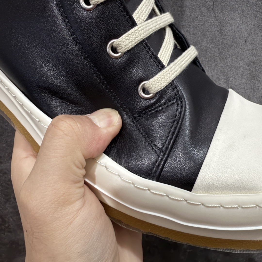 图片[4]-【莞顶渠道】RO欧文斯Rick owens 黑白皮生胶经典绑带搭配色，独特的倒三角和长鞋舌设计 进口原料牛皮 莞产超级顶货 新配色陆续上架 产品只会越做越漂亮💯 鞋头采用原版一致工艺 又翘又歪的效果目前这个技术市面上的任何版本都达不到这个效果 私模开发 细节一步到位不敢说百分百💯保证有百分之98还原 慢工出细活 好的产品不怕晚 这次的开发针对艺术家 收藏家 高品质 的人群 水染粒面小牛皮材质，和针车间距都是极致还原！ 顶级头层的小牛皮，质感无敌，奢侈品的触感！ 定制品牌logo的拉链！超大一比一规格礼盒装，重达3斤以上，外加定制欧文斯保护盒！ 配有日文、英文，双语种配件卡片！细节诠释，一件不落。 鞋盒翻盖 三标，正面+底部都一一做到！虽然增加不了实质的成本，但是打磨产品的细节，再微小也会还原！ 尺码：35 36 37 38 39 40 41 42 43 44 45 46-选品中心