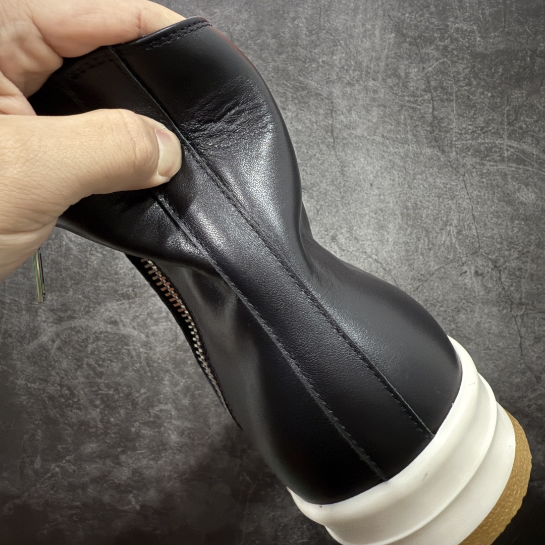 图片[2]-【莞顶渠道】RO欧文斯Rick owens 黑白皮生胶经典绑带搭配色，独特的倒三角和长鞋舌设计 进口原料牛皮 莞产超级顶货 新配色陆续上架 产品只会越做越漂亮💯 鞋头采用原版一致工艺 又翘又歪的效果目前这个技术市面上的任何版本都达不到这个效果 私模开发 细节一步到位不敢说百分百💯保证有百分之98还原 慢工出细活 好的产品不怕晚 这次的开发针对艺术家 收藏家 高品质 的人群 水染粒面小牛皮材质，和针车间距都是极致还原！ 顶级头层的小牛皮，质感无敌，奢侈品的触感！ 定制品牌logo的拉链！超大一比一规格礼盒装，重达3斤以上，外加定制欧文斯保护盒！ 配有日文、英文，双语种配件卡片！细节诠释，一件不落。 鞋盒翻盖 三标，正面+底部都一一做到！虽然增加不了实质的成本，但是打磨产品的细节，再微小也会还原！ 尺码：35 36 37 38 39 40 41 42 43 44 45 46-选品中心