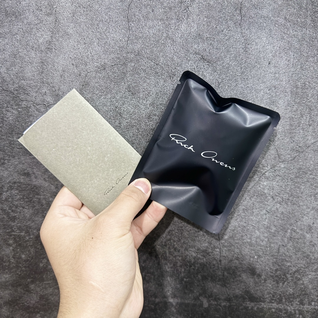 图片[8]-【莞顶渠道】RO欧文斯Rick owens 黑白皮生胶经典绑带搭配色，独特的倒三角和长鞋舌设计 进口原料牛皮 莞产超级顶货 新配色陆续上架 产品只会越做越漂亮💯 鞋头采用原版一致工艺 又翘又歪的效果目前这个技术市面上的任何版本都达不到这个效果 私模开发 细节一步到位不敢说百分百💯保证有百分之98还原 慢工出细活 好的产品不怕晚 这次的开发针对艺术家 收藏家 高品质 的人群 水染粒面小牛皮材质，和针车间距都是极致还原！ 顶级头层的小牛皮，质感无敌，奢侈品的触感！ 定制品牌logo的拉链！超大一比一规格礼盒装，重达3斤以上，外加定制欧文斯保护盒！ 配有日文、英文，双语种配件卡片！细节诠释，一件不落。 鞋盒翻盖 三标，正面+底部都一一做到！虽然增加不了实质的成本，但是打磨产品的细节，再微小也会还原！ 尺码：35 36 37 38 39 40 41 42 43 44 45 46-选品中心