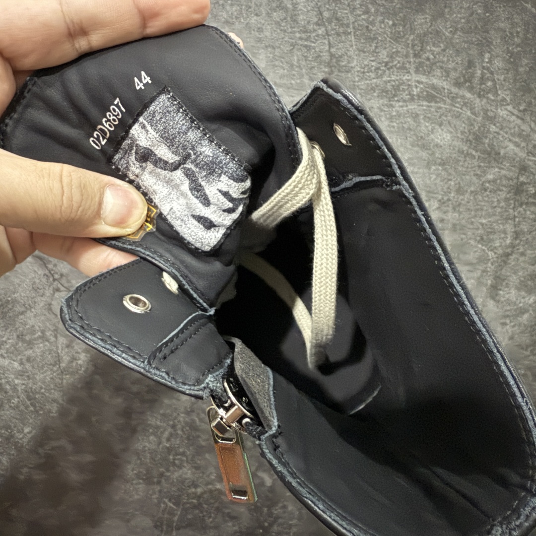 图片[6]-【莞顶渠道】RO欧文斯Rick owens 黑白皮生胶经典绑带搭配色，独特的倒三角和长鞋舌设计 进口原料牛皮 莞产超级顶货 新配色陆续上架 产品只会越做越漂亮💯 鞋头采用原版一致工艺 又翘又歪的效果目前这个技术市面上的任何版本都达不到这个效果 私模开发 细节一步到位不敢说百分百💯保证有百分之98还原 慢工出细活 好的产品不怕晚 这次的开发针对艺术家 收藏家 高品质 的人群 水染粒面小牛皮材质，和针车间距都是极致还原！ 顶级头层的小牛皮，质感无敌，奢侈品的触感！ 定制品牌logo的拉链！超大一比一规格礼盒装，重达3斤以上，外加定制欧文斯保护盒！ 配有日文、英文，双语种配件卡片！细节诠释，一件不落。 鞋盒翻盖 三标，正面+底部都一一做到！虽然增加不了实质的成本，但是打磨产品的细节，再微小也会还原！ 尺码：35 36 37 38 39 40 41 42 43 44 45 46-选品中心