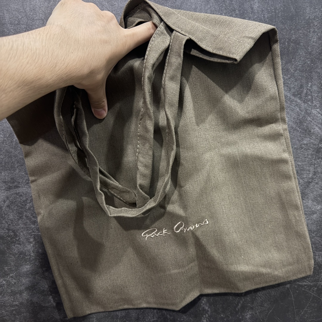 图片[9]-【莞顶渠道】RO欧文斯Rick owens 黑白皮生胶经典绑带搭配色，独特的倒三角和长鞋舌设计 进口原料牛皮 莞产超级顶货 新配色陆续上架 产品只会越做越漂亮💯 鞋头采用原版一致工艺 又翘又歪的效果目前这个技术市面上的任何版本都达不到这个效果 私模开发 细节一步到位不敢说百分百💯保证有百分之98还原 慢工出细活 好的产品不怕晚 这次的开发针对艺术家 收藏家 高品质 的人群 水染粒面小牛皮材质，和针车间距都是极致还原！ 顶级头层的小牛皮，质感无敌，奢侈品的触感！ 定制品牌logo的拉链！超大一比一规格礼盒装，重达3斤以上，外加定制欧文斯保护盒！ 配有日文、英文，双语种配件卡片！细节诠释，一件不落。 鞋盒翻盖 三标，正面+底部都一一做到！虽然增加不了实质的成本，但是打磨产品的细节，再微小也会还原！ 尺码：35 36 37 38 39 40 41 42 43 44 45 46-选品中心