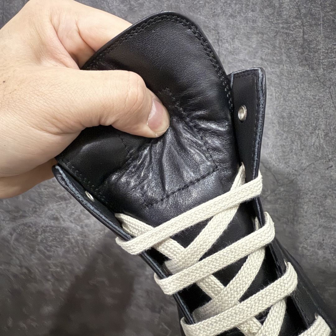 图片[5]-【莞顶渠道】RO欧文斯Rick owens 黑白皮生胶经典绑带搭配色，独特的倒三角和长鞋舌设计 进口原料牛皮 莞产超级顶货 新配色陆续上架 产品只会越做越漂亮💯 鞋头采用原版一致工艺 又翘又歪的效果目前这个技术市面上的任何版本都达不到这个效果 私模开发 细节一步到位不敢说百分百💯保证有百分之98还原 慢工出细活 好的产品不怕晚 这次的开发针对艺术家 收藏家 高品质 的人群 水染粒面小牛皮材质，和针车间距都是极致还原！ 顶级头层的小牛皮，质感无敌，奢侈品的触感！ 定制品牌logo的拉链！超大一比一规格礼盒装，重达3斤以上，外加定制欧文斯保护盒！ 配有日文、英文，双语种配件卡片！细节诠释，一件不落。 鞋盒翻盖 三标，正面+底部都一一做到！虽然增加不了实质的成本，但是打磨产品的细节，再微小也会还原！ 尺码：35 36 37 38 39 40 41 42 43 44 45 46-选品中心