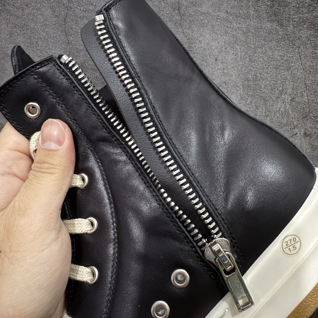 图片[7]-【莞顶渠道】RO欧文斯Rick owens 黑白皮生胶经典绑带搭配色，独特的倒三角和长鞋舌设计 进口原料牛皮 莞产超级顶货 新配色陆续上架 产品只会越做越漂亮💯 鞋头采用原版一致工艺 又翘又歪的效果目前这个技术市面上的任何版本都达不到这个效果 私模开发 细节一步到位不敢说百分百💯保证有百分之98还原 慢工出细活 好的产品不怕晚 这次的开发针对艺术家 收藏家 高品质 的人群 水染粒面小牛皮材质，和针车间距都是极致还原！ 顶级头层的小牛皮，质感无敌，奢侈品的触感！ 定制品牌logo的拉链！超大一比一规格礼盒装，重达3斤以上，外加定制欧文斯保护盒！ 配有日文、英文，双语种配件卡片！细节诠释，一件不落。 鞋盒翻盖 三标，正面+底部都一一做到！虽然增加不了实质的成本，但是打磨产品的细节，再微小也会还原！ 尺码：35 36 37 38 39 40 41 42 43 44 45 46-选品中心