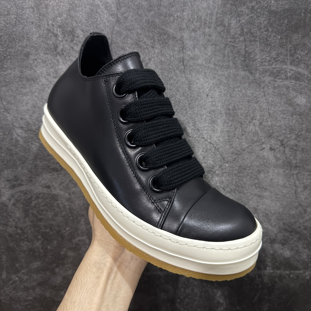 图片[3]-【莞顶渠道】RO欧文斯Rick owens 黑白皮生胶经典绑带搭配色，独特的倒三角和长鞋舌设计 进口原料牛皮 莞产超级顶货 新配色陆续上架 产品只会越做越漂亮💯 鞋头采用原版一致工艺 又翘又歪的效果目前这个技术市面上的任何版本都达不到这个效果 私模开发 细节一步到位不敢说百分百💯保证有百分之98还原 慢工出细活 好的产品不怕晚 这次的开发针对艺术家 收藏家 高品质 的人群 水染粒面小牛皮材质，和针车间距都是极致还原！ 顶级头层的小牛皮，质感无敌，奢侈品的触感！ 定制品牌logo的拉链！超大一比一规格礼盒装，重达3斤以上，外加定制欧文斯保护盒！ 配有日文、英文，双语种配件卡片！细节诠释，一件不落。 鞋盒翻盖 三标，正面+底部都一一做到！虽然增加不了实质的成本，但是打磨产品的细节，再微小也会还原！ 尺码：35 36 37 38 39 40 41 42 43 44 45 46-选品中心