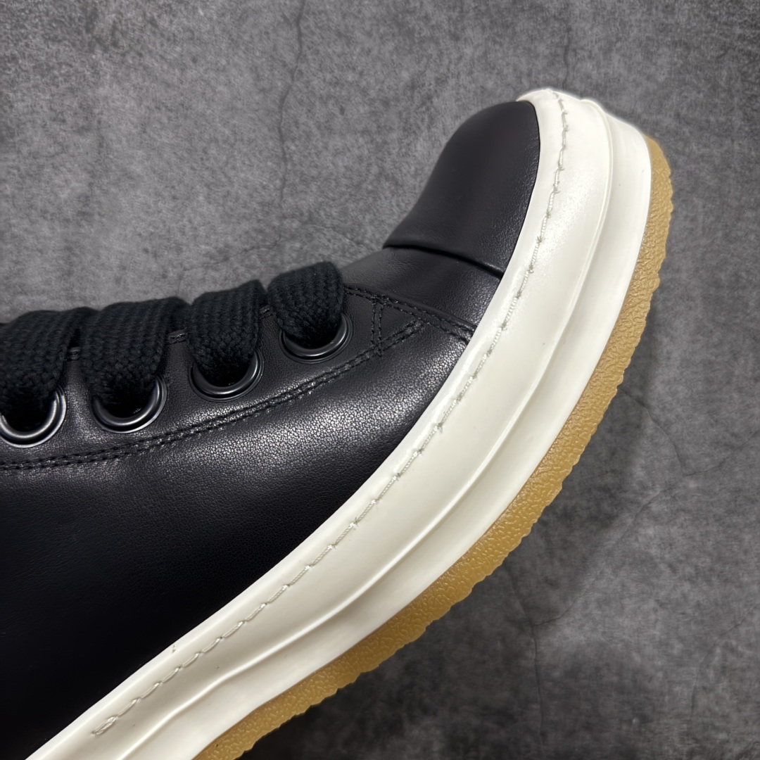 图片[6]-【莞顶渠道】RO欧文斯Rick owens 黑白皮生胶经典绑带搭配色，独特的倒三角和长鞋舌设计 进口原料牛皮 莞产超级顶货 新配色陆续上架 产品只会越做越漂亮💯 鞋头采用原版一致工艺 又翘又歪的效果目前这个技术市面上的任何版本都达不到这个效果 私模开发 细节一步到位不敢说百分百💯保证有百分之98还原 慢工出细活 好的产品不怕晚 这次的开发针对艺术家 收藏家 高品质 的人群 水染粒面小牛皮材质，和针车间距都是极致还原！ 顶级头层的小牛皮，质感无敌，奢侈品的触感！ 定制品牌logo的拉链！超大一比一规格礼盒装，重达3斤以上，外加定制欧文斯保护盒！ 配有日文、英文，双语种配件卡片！细节诠释，一件不落。 鞋盒翻盖 三标，正面+底部都一一做到！虽然增加不了实质的成本，但是打磨产品的细节，再微小也会还原！ 尺码：35 36 37 38 39 40 41 42 43 44 45 46-选品中心