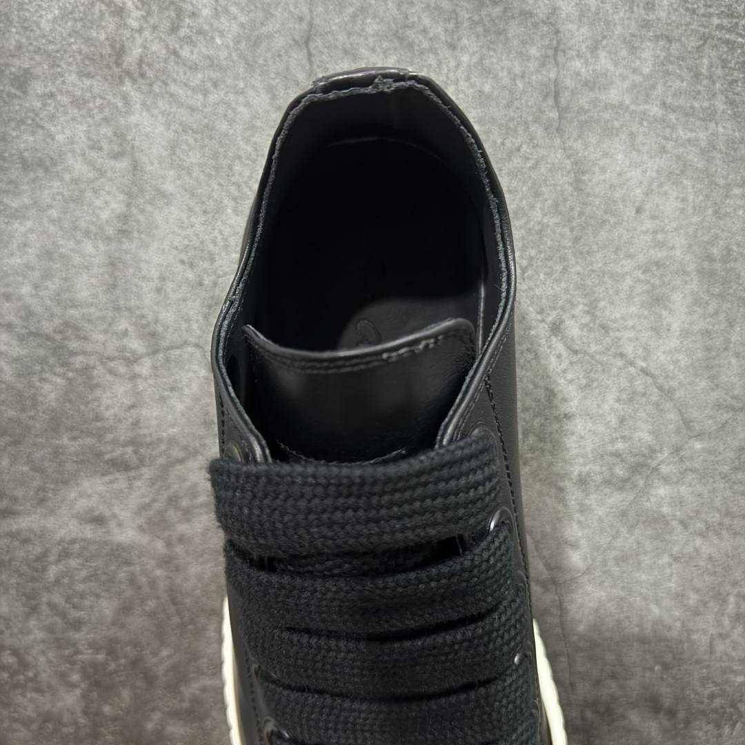 图片[8]-【莞顶渠道】RO欧文斯Rick owens 黑白皮生胶经典绑带搭配色，独特的倒三角和长鞋舌设计 进口原料牛皮 莞产超级顶货 新配色陆续上架 产品只会越做越漂亮💯 鞋头采用原版一致工艺 又翘又歪的效果目前这个技术市面上的任何版本都达不到这个效果 私模开发 细节一步到位不敢说百分百💯保证有百分之98还原 慢工出细活 好的产品不怕晚 这次的开发针对艺术家 收藏家 高品质 的人群 水染粒面小牛皮材质，和针车间距都是极致还原！ 顶级头层的小牛皮，质感无敌，奢侈品的触感！ 定制品牌logo的拉链！超大一比一规格礼盒装，重达3斤以上，外加定制欧文斯保护盒！ 配有日文、英文，双语种配件卡片！细节诠释，一件不落。 鞋盒翻盖 三标，正面+底部都一一做到！虽然增加不了实质的成本，但是打磨产品的细节，再微小也会还原！ 尺码：35 36 37 38 39 40 41 42 43 44 45 46-选品中心