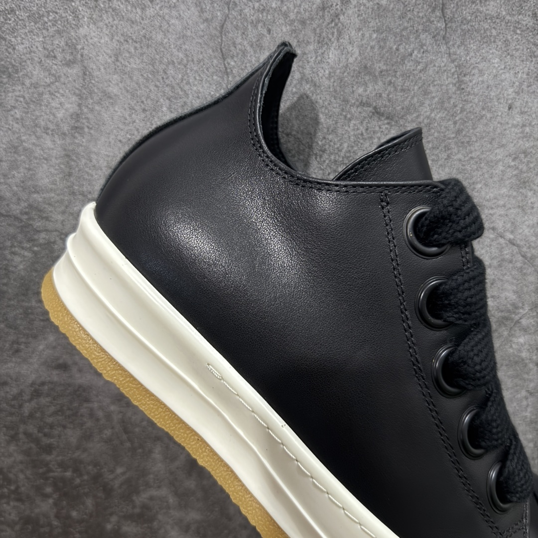 图片[7]-【莞顶渠道】RO欧文斯Rick owens 黑白皮生胶经典绑带搭配色，独特的倒三角和长鞋舌设计 进口原料牛皮 莞产超级顶货 新配色陆续上架 产品只会越做越漂亮💯 鞋头采用原版一致工艺 又翘又歪的效果目前这个技术市面上的任何版本都达不到这个效果 私模开发 细节一步到位不敢说百分百💯保证有百分之98还原 慢工出细活 好的产品不怕晚 这次的开发针对艺术家 收藏家 高品质 的人群 水染粒面小牛皮材质，和针车间距都是极致还原！ 顶级头层的小牛皮，质感无敌，奢侈品的触感！ 定制品牌logo的拉链！超大一比一规格礼盒装，重达3斤以上，外加定制欧文斯保护盒！ 配有日文、英文，双语种配件卡片！细节诠释，一件不落。 鞋盒翻盖 三标，正面+底部都一一做到！虽然增加不了实质的成本，但是打磨产品的细节，再微小也会还原！ 尺码：35 36 37 38 39 40 41 42 43 44 45 46-选品中心