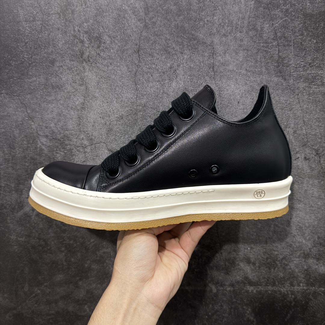 图片[2]-【莞顶渠道】RO欧文斯Rick owens 黑白皮生胶经典绑带搭配色，独特的倒三角和长鞋舌设计 进口原料牛皮 莞产超级顶货 新配色陆续上架 产品只会越做越漂亮💯 鞋头采用原版一致工艺 又翘又歪的效果目前这个技术市面上的任何版本都达不到这个效果 私模开发 细节一步到位不敢说百分百💯保证有百分之98还原 慢工出细活 好的产品不怕晚 这次的开发针对艺术家 收藏家 高品质 的人群 水染粒面小牛皮材质，和针车间距都是极致还原！ 顶级头层的小牛皮，质感无敌，奢侈品的触感！ 定制品牌logo的拉链！超大一比一规格礼盒装，重达3斤以上，外加定制欧文斯保护盒！ 配有日文、英文，双语种配件卡片！细节诠释，一件不落。 鞋盒翻盖 三标，正面+底部都一一做到！虽然增加不了实质的成本，但是打磨产品的细节，再微小也会还原！ 尺码：35 36 37 38 39 40 41 42 43 44 45 46-选品中心