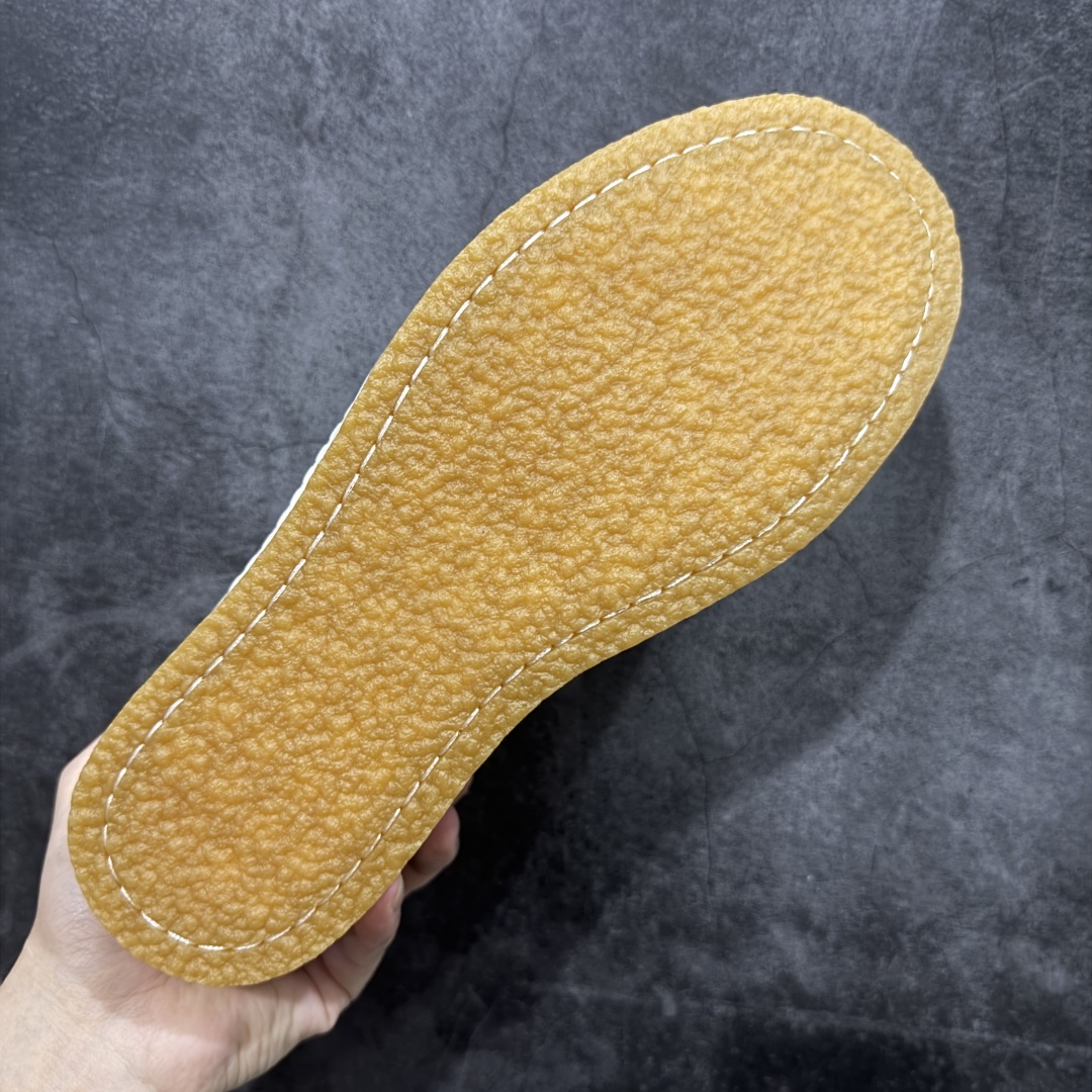 图片[9]-【莞顶渠道】RO欧文斯Rick owens 黑白皮生胶经典绑带搭配色，独特的倒三角和长鞋舌设计 进口原料牛皮 莞产超级顶货 新配色陆续上架 产品只会越做越漂亮💯 鞋头采用原版一致工艺 又翘又歪的效果目前这个技术市面上的任何版本都达不到这个效果 私模开发 细节一步到位不敢说百分百💯保证有百分之98还原 慢工出细活 好的产品不怕晚 这次的开发针对艺术家 收藏家 高品质 的人群 水染粒面小牛皮材质，和针车间距都是极致还原！ 顶级头层的小牛皮，质感无敌，奢侈品的触感！ 定制品牌logo的拉链！超大一比一规格礼盒装，重达3斤以上，外加定制欧文斯保护盒！ 配有日文、英文，双语种配件卡片！细节诠释，一件不落。 鞋盒翻盖 三标，正面+底部都一一做到！虽然增加不了实质的成本，但是打磨产品的细节，再微小也会还原！ 尺码：35 36 37 38 39 40 41 42 43 44 45 46-选品中心