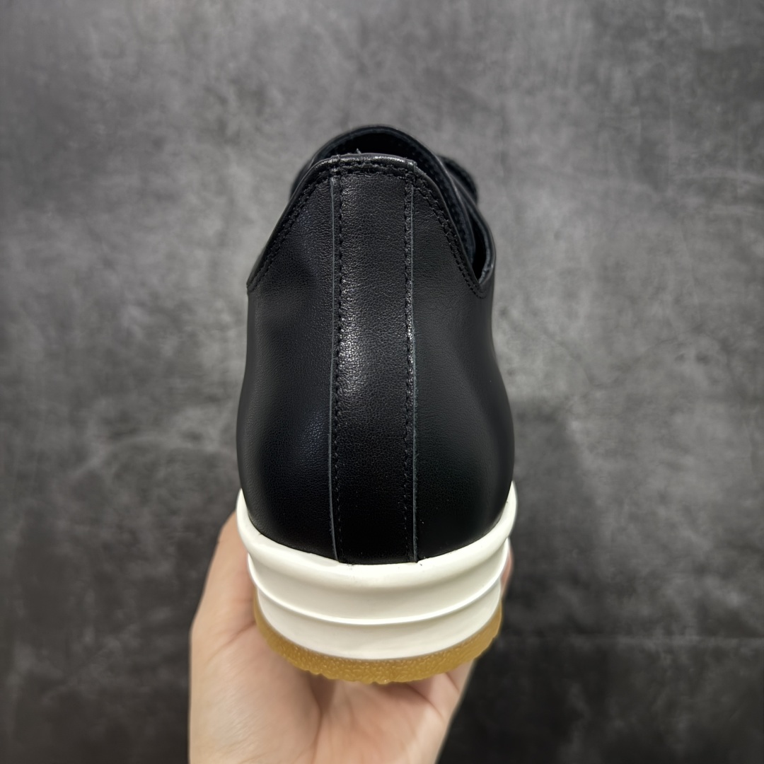 图片[4]-【莞顶渠道】RO欧文斯Rick owens 黑白皮生胶经典绑带搭配色，独特的倒三角和长鞋舌设计 进口原料牛皮 莞产超级顶货 新配色陆续上架 产品只会越做越漂亮💯 鞋头采用原版一致工艺 又翘又歪的效果目前这个技术市面上的任何版本都达不到这个效果 私模开发 细节一步到位不敢说百分百💯保证有百分之98还原 慢工出细活 好的产品不怕晚 这次的开发针对艺术家 收藏家 高品质 的人群 水染粒面小牛皮材质，和针车间距都是极致还原！ 顶级头层的小牛皮，质感无敌，奢侈品的触感！ 定制品牌logo的拉链！超大一比一规格礼盒装，重达3斤以上，外加定制欧文斯保护盒！ 配有日文、英文，双语种配件卡片！细节诠释，一件不落。 鞋盒翻盖 三标，正面+底部都一一做到！虽然增加不了实质的成本，但是打磨产品的细节，再微小也会还原！ 尺码：35 36 37 38 39 40 41 42 43 44 45 46-选品中心