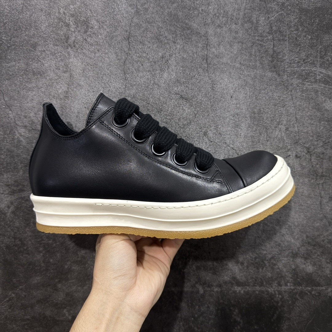 【莞顶渠道】RO欧文斯Rick owens 黑白皮生胶经典绑带搭配色，独特的倒三角和长鞋舌设计 进口原料牛皮 莞产超级顶货 新配色陆续上架 产品只会越做越漂亮💯 鞋头采用原版一致工艺 又翘又歪的效果目前这个技术市面上的任何版本都达不到这个效果 私模开发 细节一步到位不敢说百分百💯保证有百分之98还原 慢工出细活 好的产品不怕晚 这次的开发针对艺术家 收藏家 高品质 的人群 水染粒面小牛皮材质，和针车间距都是极致还原！ 顶级头层的小牛皮，质感无敌，奢侈品的触感！ 定制品牌logo的拉链！超大一比一规格礼盒装，重达3斤以上，外加定制欧文斯保护盒！ 配有日文、英文，双语种配件卡片！细节诠释，一件不落。 鞋盒翻盖 三标，正面+底部都一一做到！虽然增加不了实质的成本，但是打磨产品的细节，再微小也会还原！ 尺码：35 36 37 38 39 40 41 42 43 44 45 46-选品中心