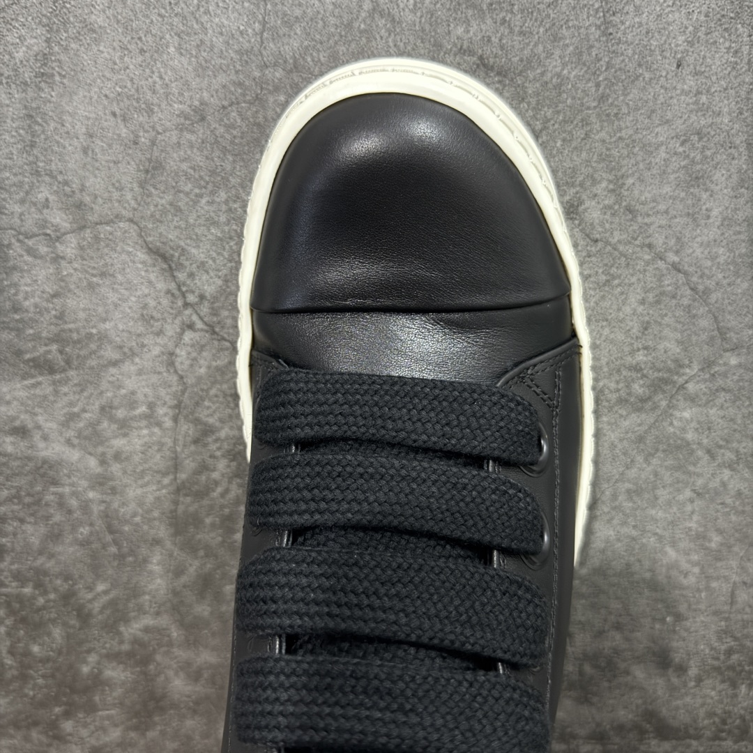 图片[5]-【莞顶渠道】RO欧文斯Rick owens 黑白皮生胶经典绑带搭配色，独特的倒三角和长鞋舌设计 进口原料牛皮 莞产超级顶货 新配色陆续上架 产品只会越做越漂亮💯 鞋头采用原版一致工艺 又翘又歪的效果目前这个技术市面上的任何版本都达不到这个效果 私模开发 细节一步到位不敢说百分百💯保证有百分之98还原 慢工出细活 好的产品不怕晚 这次的开发针对艺术家 收藏家 高品质 的人群 水染粒面小牛皮材质，和针车间距都是极致还原！ 顶级头层的小牛皮，质感无敌，奢侈品的触感！ 定制品牌logo的拉链！超大一比一规格礼盒装，重达3斤以上，外加定制欧文斯保护盒！ 配有日文、英文，双语种配件卡片！细节诠释，一件不落。 鞋盒翻盖 三标，正面+底部都一一做到！虽然增加不了实质的成本，但是打磨产品的细节，再微小也会还原！ 尺码：35 36 37 38 39 40 41 42 43 44 45 46-选品中心