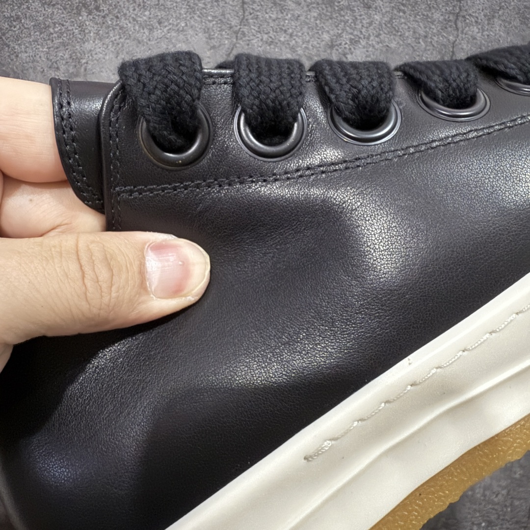 图片[3]-【莞顶渠道】RO欧文斯Rick owens 黑白皮生胶经典绑带搭配色，独特的倒三角和长鞋舌设计 进口原料牛皮 莞产超级顶货 新配色陆续上架 产品只会越做越漂亮💯 鞋头采用原版一致工艺 又翘又歪的效果目前这个技术市面上的任何版本都达不到这个效果 私模开发 细节一步到位不敢说百分百💯保证有百分之98还原 慢工出细活 好的产品不怕晚 这次的开发针对艺术家 收藏家 高品质 的人群 水染粒面小牛皮材质，和针车间距都是极致还原！ 顶级头层的小牛皮，质感无敌，奢侈品的触感！ 定制品牌logo的拉链！超大一比一规格礼盒装，重达3斤以上，外加定制欧文斯保护盒！ 配有日文、英文，双语种配件卡片！细节诠释，一件不落。 鞋盒翻盖 三标，正面+底部都一一做到！虽然增加不了实质的成本，但是打磨产品的细节，再微小也会还原！ 尺码：35 36 37 38 39 40 41 42 43 44 45 46-选品中心