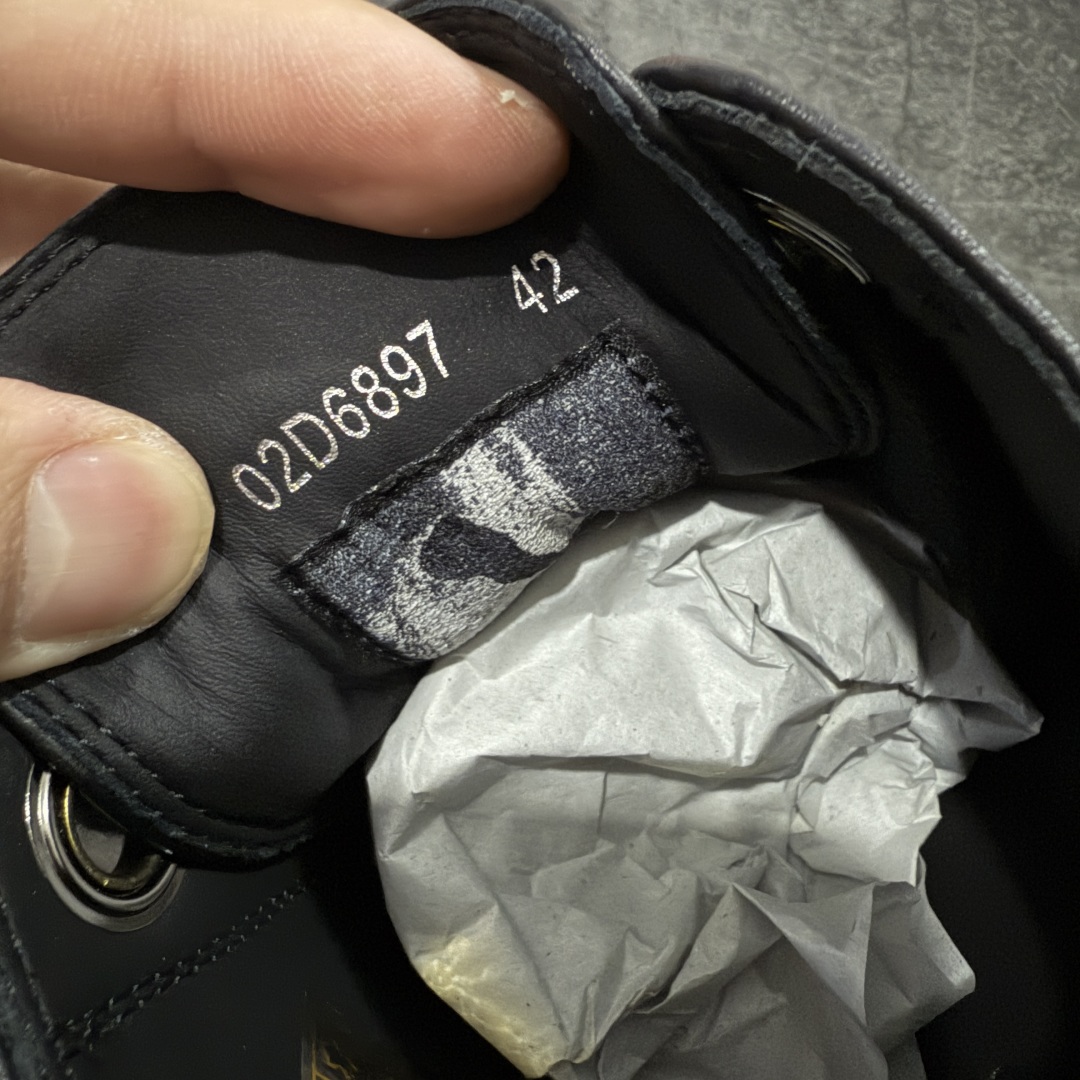 图片[6]-【莞顶渠道】RO欧文斯Rick owens 黑白皮生胶经典绑带搭配色，独特的倒三角和长鞋舌设计 进口原料牛皮 莞产超级顶货 新配色陆续上架 产品只会越做越漂亮💯 鞋头采用原版一致工艺 又翘又歪的效果目前这个技术市面上的任何版本都达不到这个效果 私模开发 细节一步到位不敢说百分百💯保证有百分之98还原 慢工出细活 好的产品不怕晚 这次的开发针对艺术家 收藏家 高品质 的人群 水染粒面小牛皮材质，和针车间距都是极致还原！ 顶级头层的小牛皮，质感无敌，奢侈品的触感！ 定制品牌logo的拉链！超大一比一规格礼盒装，重达3斤以上，外加定制欧文斯保护盒！ 配有日文、英文，双语种配件卡片！细节诠释，一件不落。 鞋盒翻盖 三标，正面+底部都一一做到！虽然增加不了实质的成本，但是打磨产品的细节，再微小也会还原！ 尺码：35 36 37 38 39 40 41 42 43 44 45 46-选品中心