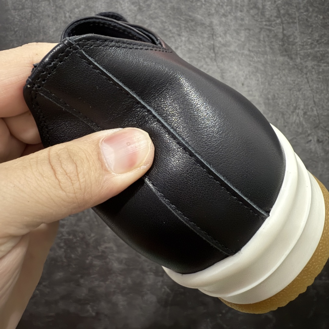 图片[2]-【莞顶渠道】RO欧文斯Rick owens 黑白皮生胶经典绑带搭配色，独特的倒三角和长鞋舌设计 进口原料牛皮 莞产超级顶货 新配色陆续上架 产品只会越做越漂亮💯 鞋头采用原版一致工艺 又翘又歪的效果目前这个技术市面上的任何版本都达不到这个效果 私模开发 细节一步到位不敢说百分百💯保证有百分之98还原 慢工出细活 好的产品不怕晚 这次的开发针对艺术家 收藏家 高品质 的人群 水染粒面小牛皮材质，和针车间距都是极致还原！ 顶级头层的小牛皮，质感无敌，奢侈品的触感！ 定制品牌logo的拉链！超大一比一规格礼盒装，重达3斤以上，外加定制欧文斯保护盒！ 配有日文、英文，双语种配件卡片！细节诠释，一件不落。 鞋盒翻盖 三标，正面+底部都一一做到！虽然增加不了实质的成本，但是打磨产品的细节，再微小也会还原！ 尺码：35 36 37 38 39 40 41 42 43 44 45 46-选品中心