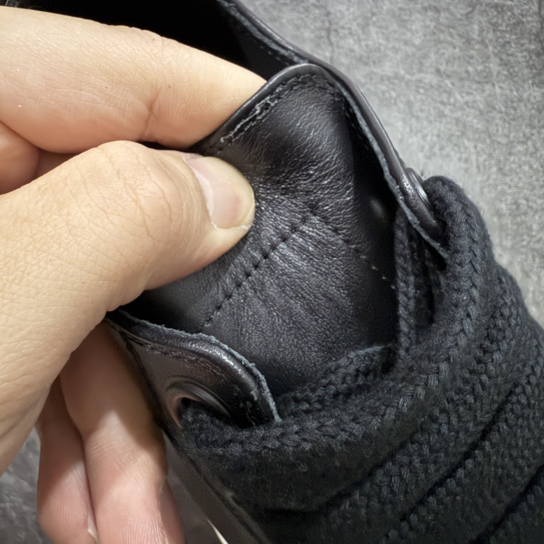 图片[5]-【莞顶渠道】RO欧文斯Rick owens 黑白皮生胶经典绑带搭配色，独特的倒三角和长鞋舌设计 进口原料牛皮 莞产超级顶货 新配色陆续上架 产品只会越做越漂亮💯 鞋头采用原版一致工艺 又翘又歪的效果目前这个技术市面上的任何版本都达不到这个效果 私模开发 细节一步到位不敢说百分百💯保证有百分之98还原 慢工出细活 好的产品不怕晚 这次的开发针对艺术家 收藏家 高品质 的人群 水染粒面小牛皮材质，和针车间距都是极致还原！ 顶级头层的小牛皮，质感无敌，奢侈品的触感！ 定制品牌logo的拉链！超大一比一规格礼盒装，重达3斤以上，外加定制欧文斯保护盒！ 配有日文、英文，双语种配件卡片！细节诠释，一件不落。 鞋盒翻盖 三标，正面+底部都一一做到！虽然增加不了实质的成本，但是打磨产品的细节，再微小也会还原！ 尺码：35 36 37 38 39 40 41 42 43 44 45 46-选品中心