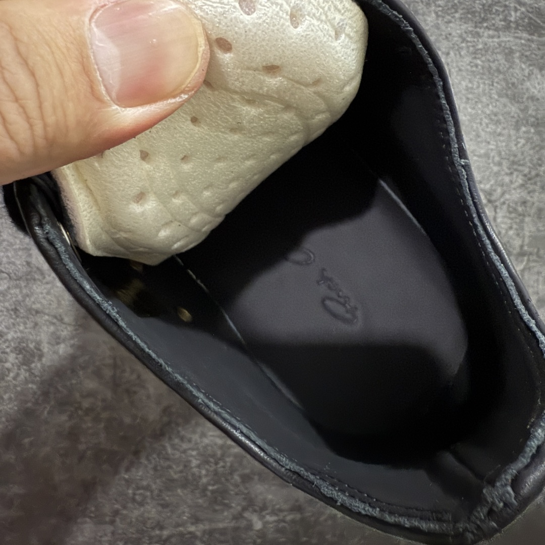 图片[8]-【莞顶渠道】RO欧文斯Rick owens 黑白皮生胶经典绑带搭配色，独特的倒三角和长鞋舌设计 进口原料牛皮 莞产超级顶货 新配色陆续上架 产品只会越做越漂亮💯 鞋头采用原版一致工艺 又翘又歪的效果目前这个技术市面上的任何版本都达不到这个效果 私模开发 细节一步到位不敢说百分百💯保证有百分之98还原 慢工出细活 好的产品不怕晚 这次的开发针对艺术家 收藏家 高品质 的人群 水染粒面小牛皮材质，和针车间距都是极致还原！ 顶级头层的小牛皮，质感无敌，奢侈品的触感！ 定制品牌logo的拉链！超大一比一规格礼盒装，重达3斤以上，外加定制欧文斯保护盒！ 配有日文、英文，双语种配件卡片！细节诠释，一件不落。 鞋盒翻盖 三标，正面+底部都一一做到！虽然增加不了实质的成本，但是打磨产品的细节，再微小也会还原！ 尺码：35 36 37 38 39 40 41 42 43 44 45 46-选品中心