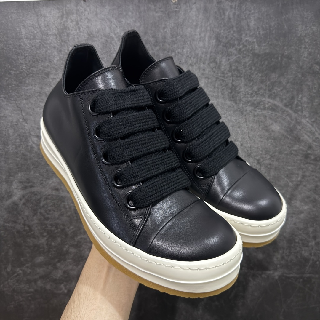 【莞顶渠道】RO欧文斯Rick owens 黑白皮生胶经典绑带搭配色，独特的倒三角和长鞋舌设计 进口原料牛皮 莞产超级顶货 新配色陆续上架 产品只会越做越漂亮💯 鞋头采用原版一致工艺 又翘又歪的效果目前这个技术市面上的任何版本都达不到这个效果 私模开发 细节一步到位不敢说百分百💯保证有百分之98还原 慢工出细活 好的产品不怕晚 这次的开发针对艺术家 收藏家 高品质 的人群 水染粒面小牛皮材质，和针车间距都是极致还原！ 顶级头层的小牛皮，质感无敌，奢侈品的触感！ 定制品牌logo的拉链！超大一比一规格礼盒装，重达3斤以上，外加定制欧文斯保护盒！ 配有日文、英文，双语种配件卡片！细节诠释，一件不落。 鞋盒翻盖 三标，正面+底部都一一做到！虽然增加不了实质的成本，但是打磨产品的细节，再微小也会还原！ 尺码：35 36 37 38 39 40 41 42 43 44 45 46-选品中心