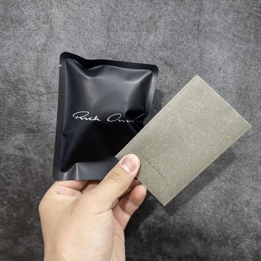 图片[9]-【莞顶渠道】RO欧文斯Rick owens 黑白皮生胶经典绑带搭配色，独特的倒三角和长鞋舌设计 进口原料牛皮 莞产超级顶货 新配色陆续上架 产品只会越做越漂亮💯 鞋头采用原版一致工艺 又翘又歪的效果目前这个技术市面上的任何版本都达不到这个效果 私模开发 细节一步到位不敢说百分百💯保证有百分之98还原 慢工出细活 好的产品不怕晚 这次的开发针对艺术家 收藏家 高品质 的人群 水染粒面小牛皮材质，和针车间距都是极致还原！ 顶级头层的小牛皮，质感无敌，奢侈品的触感！ 定制品牌logo的拉链！超大一比一规格礼盒装，重达3斤以上，外加定制欧文斯保护盒！ 配有日文、英文，双语种配件卡片！细节诠释，一件不落。 鞋盒翻盖 三标，正面+底部都一一做到！虽然增加不了实质的成本，但是打磨产品的细节，再微小也会还原！ 尺码：35 36 37 38 39 40 41 42 43 44 45 46-选品中心