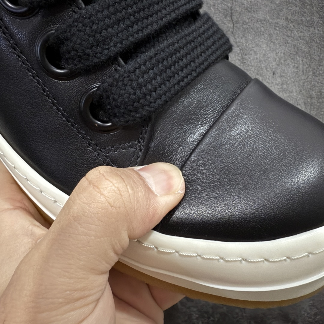 图片[4]-【莞顶渠道】RO欧文斯Rick owens 黑白皮生胶经典绑带搭配色，独特的倒三角和长鞋舌设计 进口原料牛皮 莞产超级顶货 新配色陆续上架 产品只会越做越漂亮💯 鞋头采用原版一致工艺 又翘又歪的效果目前这个技术市面上的任何版本都达不到这个效果 私模开发 细节一步到位不敢说百分百💯保证有百分之98还原 慢工出细活 好的产品不怕晚 这次的开发针对艺术家 收藏家 高品质 的人群 水染粒面小牛皮材质，和针车间距都是极致还原！ 顶级头层的小牛皮，质感无敌，奢侈品的触感！ 定制品牌logo的拉链！超大一比一规格礼盒装，重达3斤以上，外加定制欧文斯保护盒！ 配有日文、英文，双语种配件卡片！细节诠释，一件不落。 鞋盒翻盖 三标，正面+底部都一一做到！虽然增加不了实质的成本，但是打磨产品的细节，再微小也会还原！ 尺码：35 36 37 38 39 40 41 42 43 44 45 46-选品中心