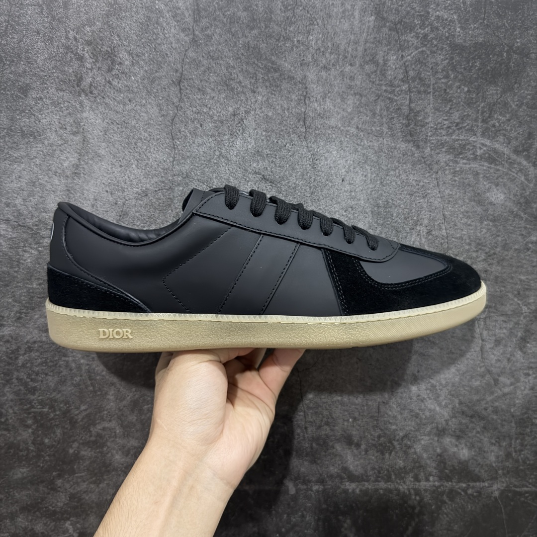 【莞定礼盒版】迪奥德训鞋DIOR迪奥 B01 Matchpoint 圆头系带低帮 原版开发 原材料打造 顶级礼盒包装 目前市场最高版本 标志着Dior经典款式的回归,以时尚优雅的廓形重新诠释。采用光滑皮革精心制作,鞋舌和内部侧面饰以Dior标志,鞋后跟处饰以CDIcon标志。搭配同色调橡胶鞋底点缀以Dior标志,可与Dior Icons限定 的各式造型搭配,打造精致造型。 尺码：39-45-选品中心