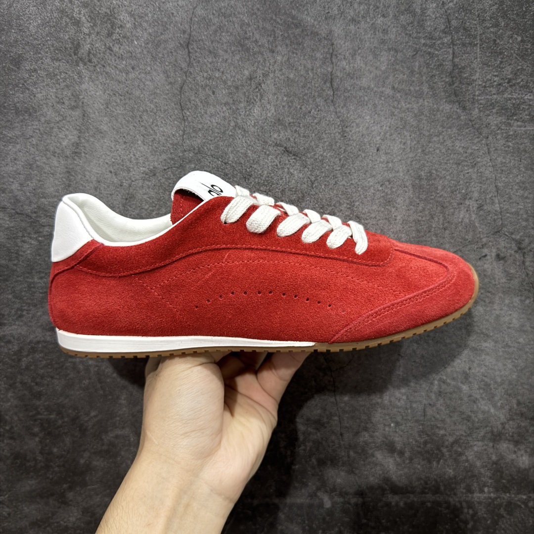 【莞顶礼盒版】Alo yoga Sunset 舒适生活休闲鞋 男女同款 市场最高版本 顶级礼盒 原材料 版型完美 高品质 区别莆田通货 品牌故事Alo Yoga于2007年创立于洛杉矶，意在传播有意识的运动，同时激发人们的健康识与创造力。品牌的核心理念在于制作能够带来完美体验的瑜伽服饰与功能性单品，让有意识的运动融入并改变生活。Alo Yoga将其设计延伸到日常服饰概念，坚持不懈地捕捉当代时尚潮流，将品牌的运动美学理念、精致前卫的设计与舒适功能面料完美结合。与此同时，Alo Yoga的设计受到了时尚界人士与名人们的追捧，Talor Swift、Kendall Jenner等街拍照片中都曾出现品牌不同单品的身影。 尺码：36 - 39-选品中心