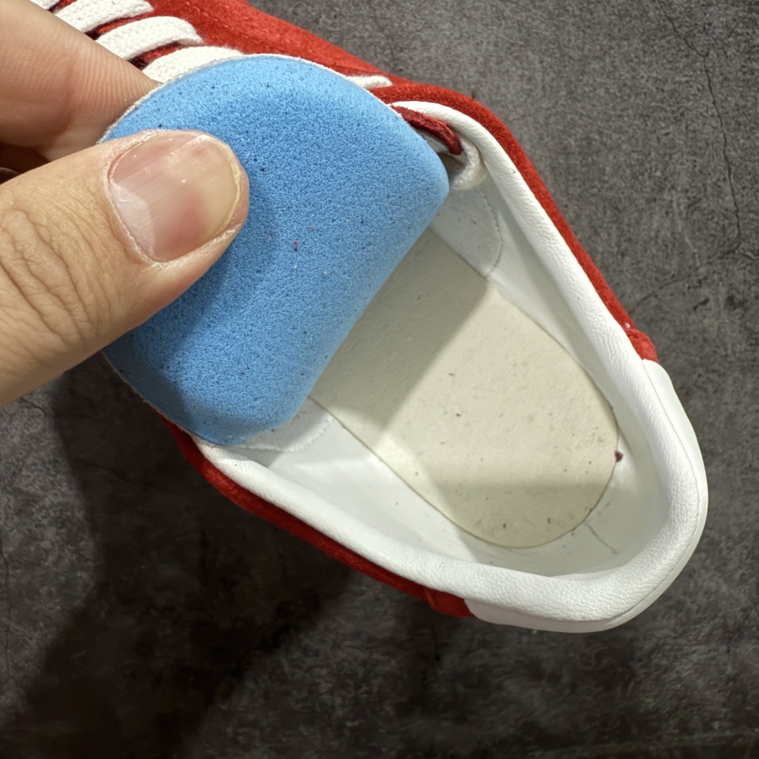 图片[8]-【莞顶礼盒版】Alo yoga Sunset 舒适生活休闲鞋 男女同款 市场最高版本 顶级礼盒 原材料 版型完美 高品质 区别莆田通货 品牌故事Alo Yoga于2007年创立于洛杉矶，意在传播有意识的运动，同时激发人们的健康识与创造力。品牌的核心理念在于制作能够带来完美体验的瑜伽服饰与功能性单品，让有意识的运动融入并改变生活。Alo Yoga将其设计延伸到日常服饰概念，坚持不懈地捕捉当代时尚潮流，将品牌的运动美学理念、精致前卫的设计与舒适功能面料完美结合。与此同时，Alo Yoga的设计受到了时尚界人士与名人们的追捧，Talor Swift、Kendall Jenner等街拍照片中都曾出现品牌不同单品的身影。 尺码：36 – 39-选品中心