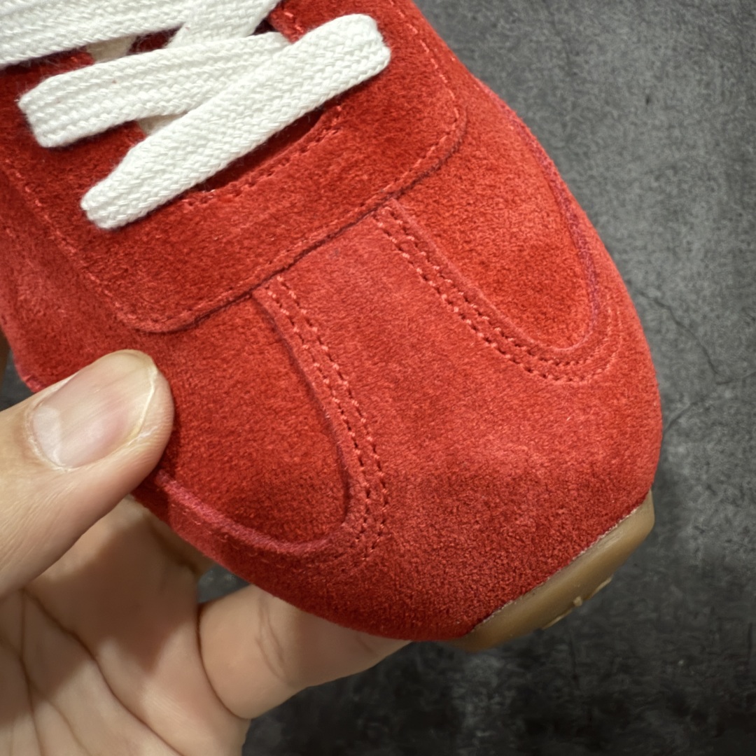 图片[4]-【莞顶礼盒版】Alo yoga Sunset 舒适生活休闲鞋 男女同款 市场最高版本 顶级礼盒 原材料 版型完美 高品质 区别莆田通货 品牌故事Alo Yoga于2007年创立于洛杉矶，意在传播有意识的运动，同时激发人们的健康识与创造力。品牌的核心理念在于制作能够带来完美体验的瑜伽服饰与功能性单品，让有意识的运动融入并改变生活。Alo Yoga将其设计延伸到日常服饰概念，坚持不懈地捕捉当代时尚潮流，将品牌的运动美学理念、精致前卫的设计与舒适功能面料完美结合。与此同时，Alo Yoga的设计受到了时尚界人士与名人们的追捧，Talor Swift、Kendall Jenner等街拍照片中都曾出现品牌不同单品的身影。 尺码：36 – 39-选品中心