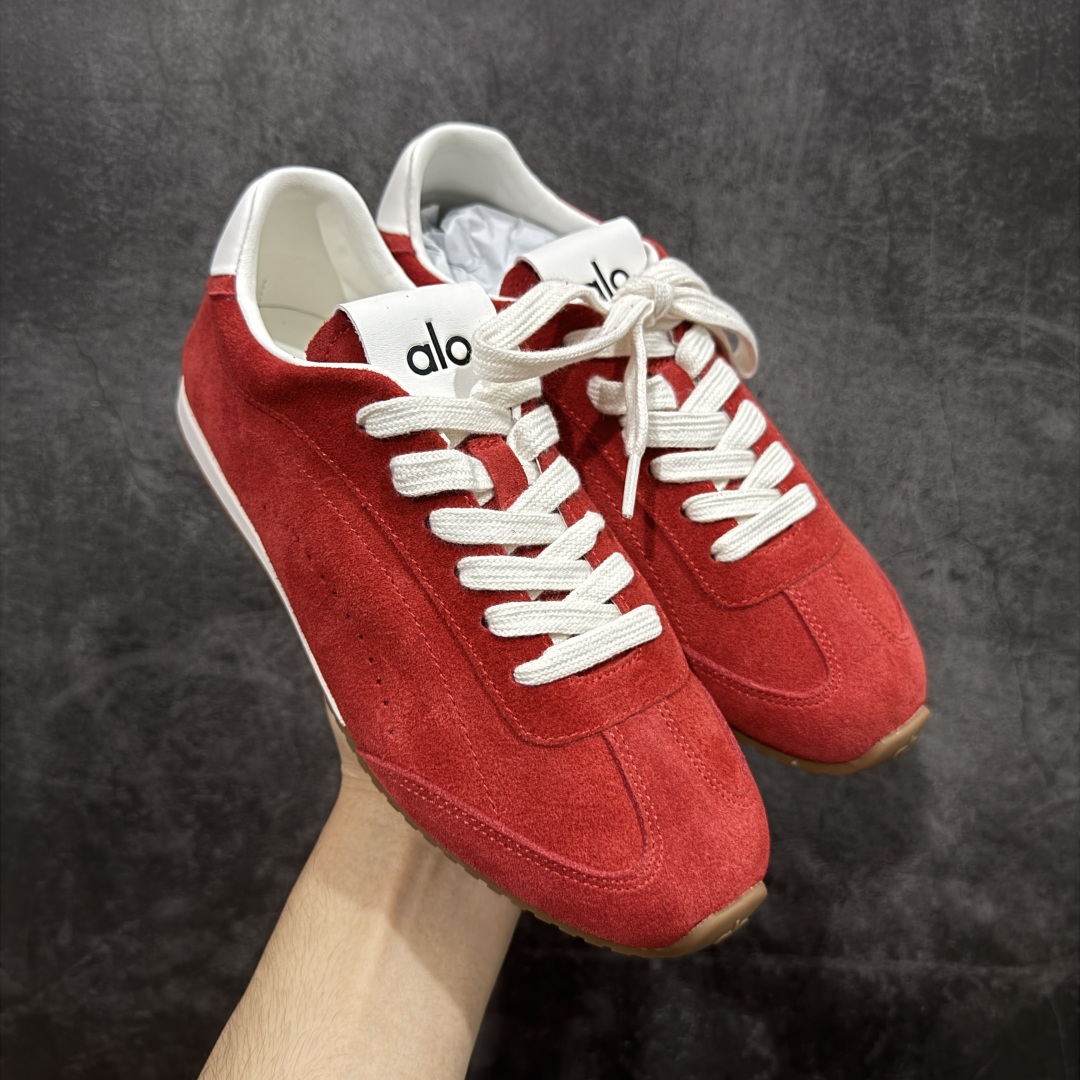 【莞顶礼盒版】Alo yoga Sunset 舒适生活休闲鞋 男女同款 市场最高版本 顶级礼盒 原材料 版型完美 高品质 区别莆田通货 品牌故事Alo Yoga于2007年创立于洛杉矶，意在传播有意识的运动，同时激发人们的健康识与创造力。品牌的核心理念在于制作能够带来完美体验的瑜伽服饰与功能性单品，让有意识的运动融入并改变生活。Alo Yoga将其设计延伸到日常服饰概念，坚持不懈地捕捉当代时尚潮流，将品牌的运动美学理念、精致前卫的设计与舒适功能面料完美结合。与此同时，Alo Yoga的设计受到了时尚界人士与名人们的追捧，Talor Swift、Kendall Jenner等街拍照片中都曾出现品牌不同单品的身影。 尺码：36 - 39-选品中心