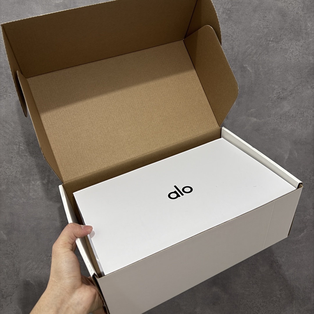 图片[9]-【莞顶礼盒版】Alo yoga Sunset 舒适生活休闲鞋 男女同款 市场最高版本 顶级礼盒 原材料 版型完美 高品质 区别莆田通货 品牌故事Alo Yoga于2007年创立于洛杉矶，意在传播有意识的运动，同时激发人们的健康识与创造力。品牌的核心理念在于制作能够带来完美体验的瑜伽服饰与功能性单品，让有意识的运动融入并改变生活。Alo Yoga将其设计延伸到日常服饰概念，坚持不懈地捕捉当代时尚潮流，将品牌的运动美学理念、精致前卫的设计与舒适功能面料完美结合。与此同时，Alo Yoga的设计受到了时尚界人士与名人们的追捧，Talor Swift、Kendall Jenner等街拍照片中都曾出现品牌不同单品的身影。 尺码：36 – 39-选品中心