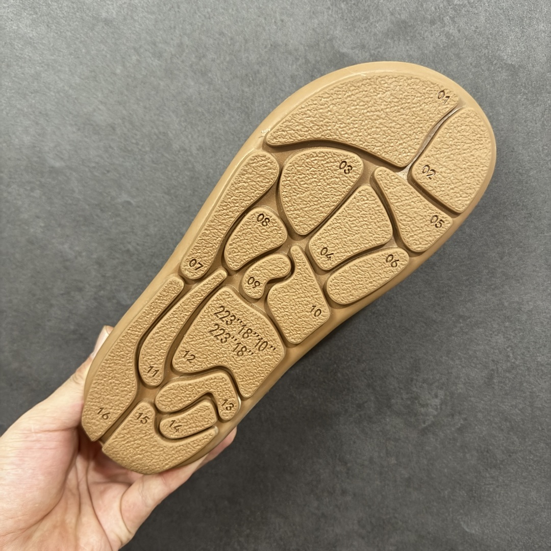 图片[9]-【SP原厂版】UGG 1681 小土豆 半包半拖 秋冬羊皮毛一体雪地靴 市场天花板品质 欢迎对比🆚 全鞋采用ZP同厂 隆丰A级澳洲进口羊皮毛一体 品牌代工厂生产线 完全遵循ZP工艺流程 代工厂原厂版师 秉承无原鞋不开发选择 注重每一处细节 市面最正版型 TREADLITE\”轻翼\”科技外底 轻便/耐用/柔韧/桩型【售后郑重承诺】一个月内若出现重大脱胶/断底等质量问题 直接为您换新！ 尺码：35-40-选品中心