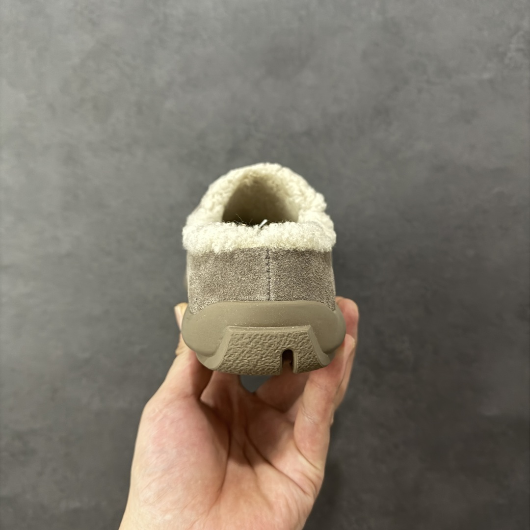 图片[4]-【SP原厂版】UGG 1681 小土豆 半包半拖 秋冬羊皮毛一体雪地靴 市场天花板品质 欢迎对比🆚 全鞋采用ZP同厂 隆丰A级澳洲进口羊皮毛一体 品牌代工厂生产线 完全遵循ZP工艺流程 代工厂原厂版师 秉承无原鞋不开发选择 注重每一处细节 市面最正版型 TREADLITE\”轻翼\”科技外底 轻便/耐用/柔韧/桩型【售后郑重承诺】一个月内若出现重大脱胶/断底等质量问题 直接为您换新！ 尺码：35-40-选品中心