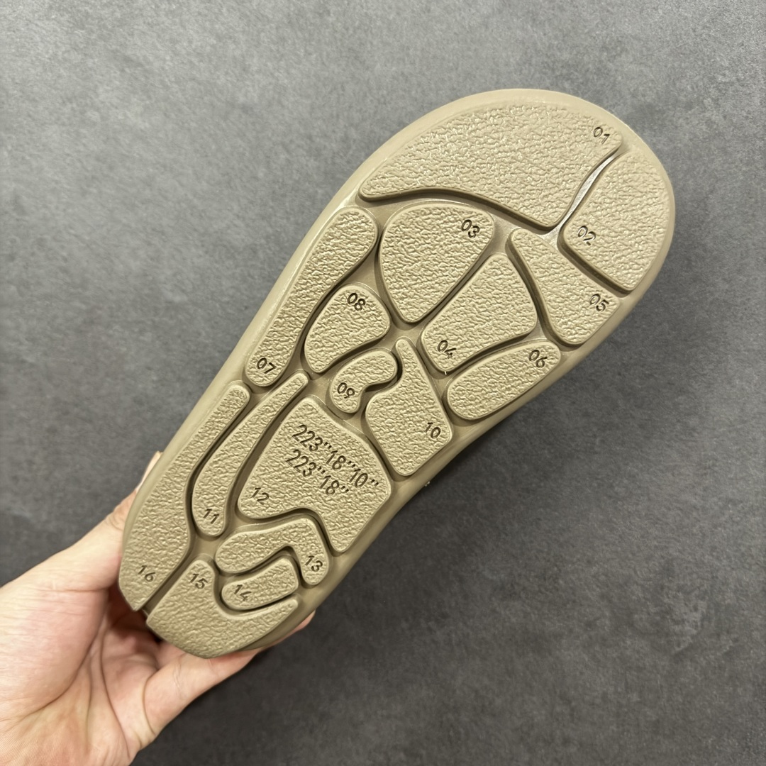 图片[9]-【SP原厂版】UGG 1681 小土豆 半包半拖 秋冬羊皮毛一体雪地靴 市场天花板品质 欢迎对比🆚 全鞋采用ZP同厂 隆丰A级澳洲进口羊皮毛一体 品牌代工厂生产线 完全遵循ZP工艺流程 代工厂原厂版师 秉承无原鞋不开发选择 注重每一处细节 市面最正版型 TREADLITE\”轻翼\”科技外底 轻便/耐用/柔韧/桩型【售后郑重承诺】一个月内若出现重大脱胶/断底等质量问题 直接为您换新！ 尺码：35-40-选品中心