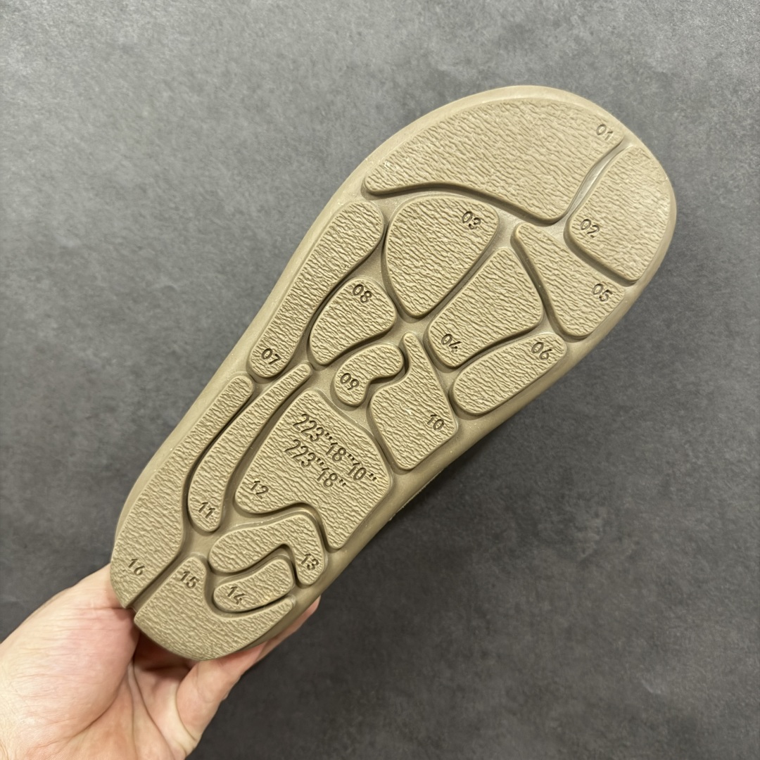 图片[9]-【SP原厂版】UGG 1688 小土豆 全包 秋冬羊皮毛一体雪地靴 市场天花板品质 欢迎对比🆚 全鞋采用ZP同厂 隆丰A级澳洲进口羊皮毛一体 品牌代工厂生产线 完全遵循ZP工艺流程 代工厂原厂版师 秉承无原鞋不开发选择 注重每一处细节 市面最正版型 TREADLITE\”轻翼\”科技外底 轻便/耐用/柔韧/桩型【售后郑重承诺】一个月内若出现重大脱胶/断底等质量问题 直接为您换新！ 尺码：35-40-选品中心