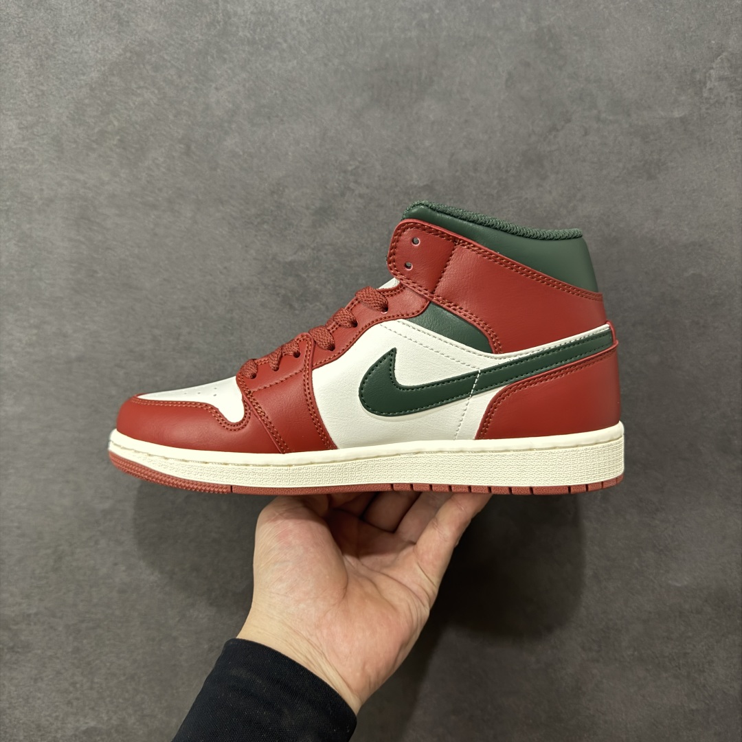 图片[2]-【K版纯原】头层 耐克Nike Air Jordan 1 Mid\”Tan/Red beans\”AJ1乔丹一代中帮经典复古文化休闲运动篮球鞋 采用组合牛剖革鞋面材质#中底注胶孔内置真Sole气垫#原数据开发模具大底 货号：DQ8426-105 尺码：36～46B 编码：YQA240250-选品中心