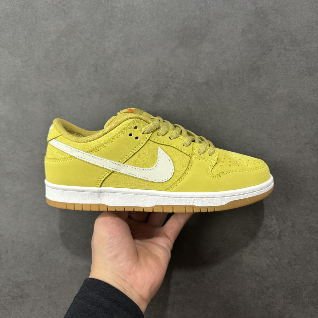 【公司级】Nike Dunk Low 生胶黄白 此款以简约大方的造型设计，给人以随性休闲的时尚格调，穿着舒适轻便，运动灵活自如，满足日常个性穿搭。 货号： FJ1674-700 尺码： 36 36.5 37.5 38 38.5 39 40 40.5 41 42 42.5 43 44 44.5 45 45.5 46 编码：YBB260270-选品中心