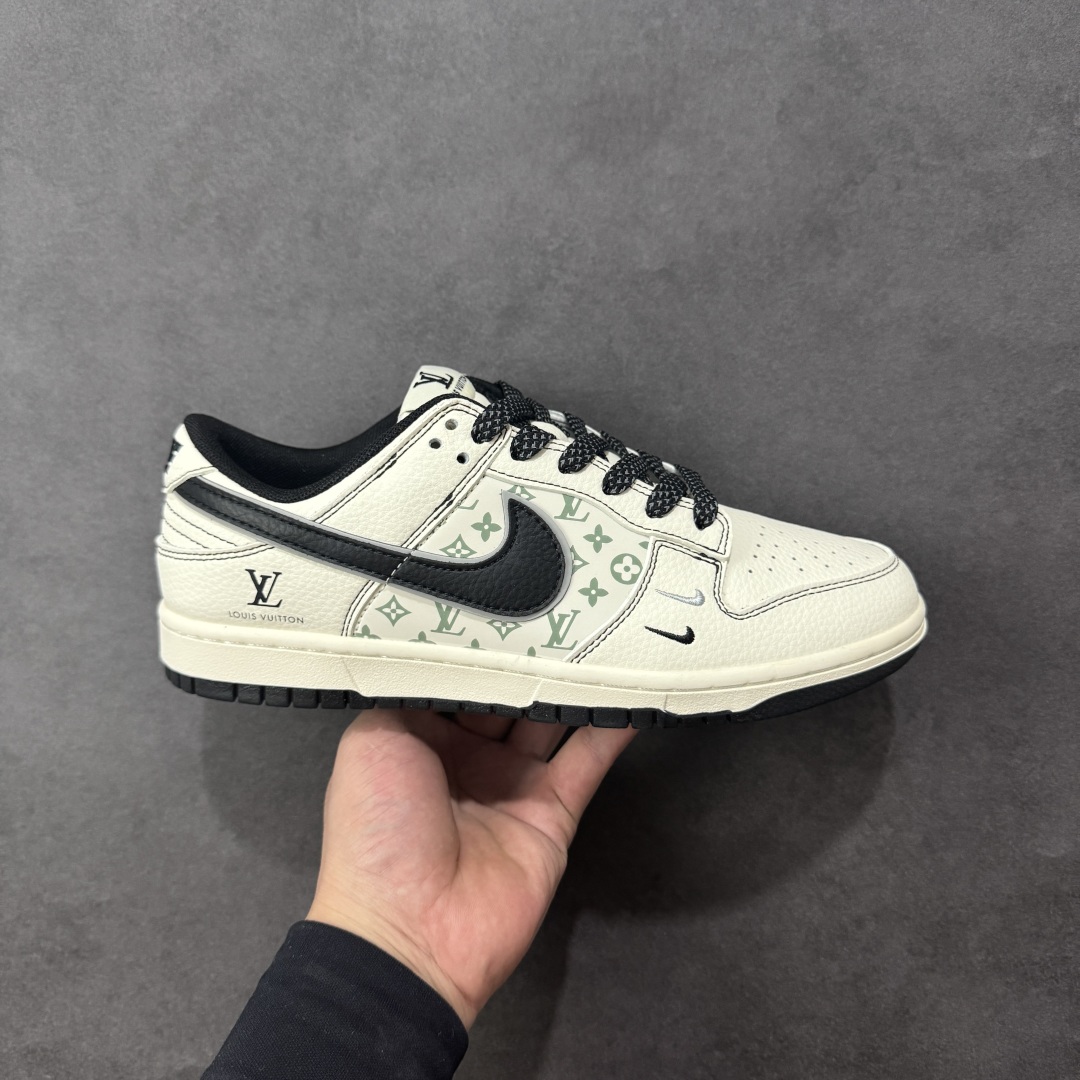 【定制版】Nike SB Dunk Low LV联名 印花米黑勾 高端定制 低帮休闲板鞋  #定制鞋盒 大厂纯原品质出货 超高清洁度 皮料切割干净无任何毛边 细节完美 货号：HH7518-095  尺码：36 36.5 37.5 38 38.5 39 40 40.5 41 42 42.5 43 44 44.5 45-选品中心