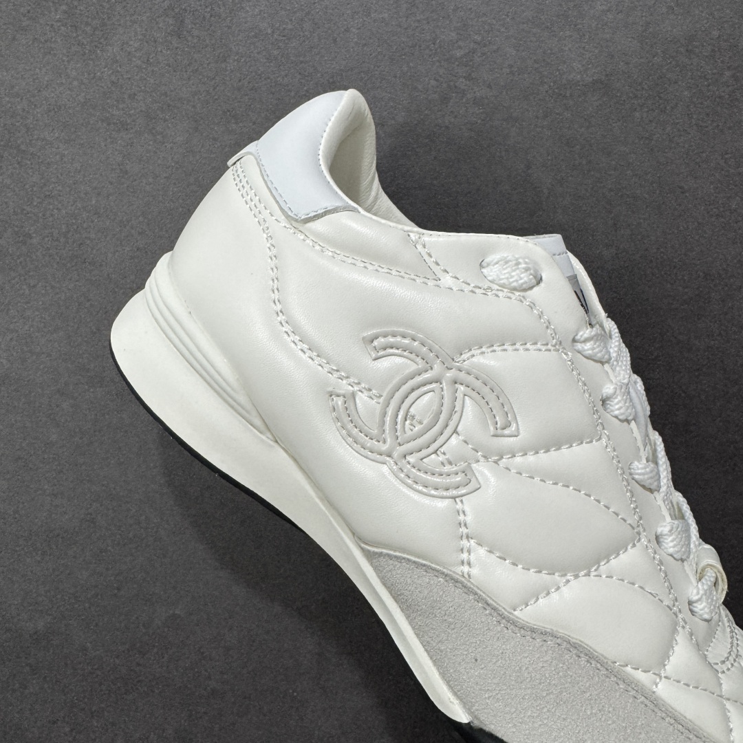 图片[6]-【广东高品质礼盒版】CHANEL/香奈儿 广州大厂工艺 2025新款小香风麂皮圆头熊猫菱格刺绣德训鞋 官方最新花纹礼盒顶级包装官方同步 Chanel 香奈儿格小球鞋 四季百搭 coco女孩必入 隐藏款网球鞋 秀气高级好看 非常舒适！ 鞋面原版定制胎牛油皮 牛反绒 原版进口透气绒布 小羊皮内里 原版开模碎钉钉橡胶 原厂TPU组合大底 货号：G39732 尺码：35-40-选品中心