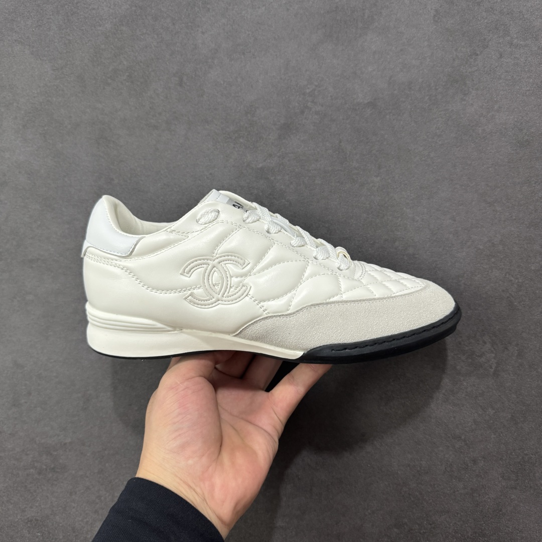 【广东高品质礼盒版】CHANEL/香奈儿 广州大厂工艺 2025新款小香风麂皮圆头熊猫菱格刺绣德训鞋 官方最新花纹礼盒顶级包装官方同步 Chanel 香奈儿格小球鞋 四季百搭 coco女孩必入 隐藏款网球鞋 秀气高级好看 非常舒适！ 鞋面原版定制胎牛油皮 牛反绒 原版进口透气绒布 小羊皮内里 原版开模碎钉钉橡胶 原厂TPU组合大底 货号：G39732 尺码：35-40-选品中心